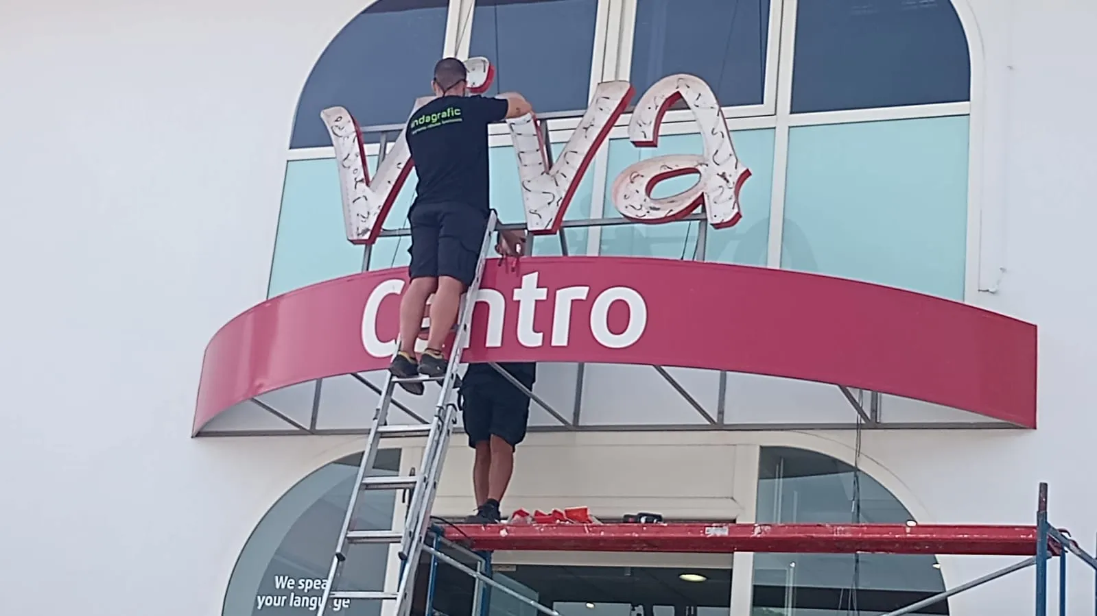 Indagrafic-empresa-de-rotulacion-en-Malaga.-Creamos-soluciones-visuales-de-gran-impacto-rotulos-vinilos-para-vehículos-y-fachadas-e-impresión-digital.-3