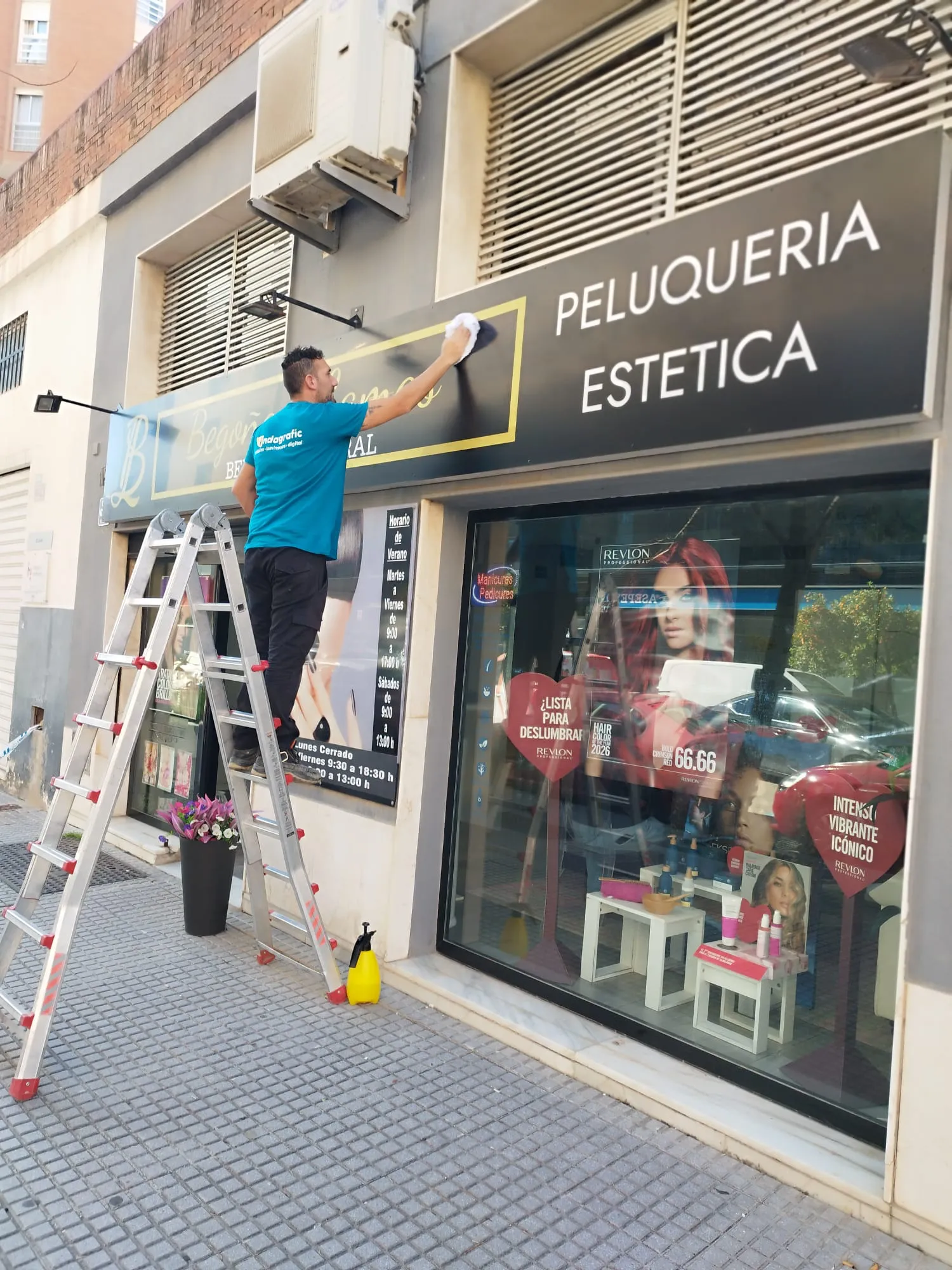 Instalación de rótulo personalizado en Málaga con revisión y limpieza final por Indagrafic 2