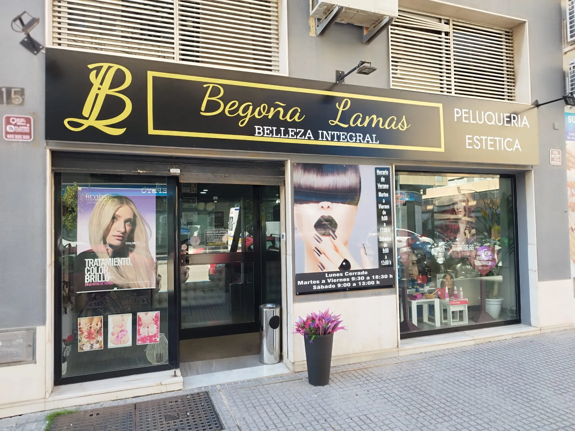 Instalación de rótulo personalizado en Málaga con revisión y limpieza final por Indagrafic