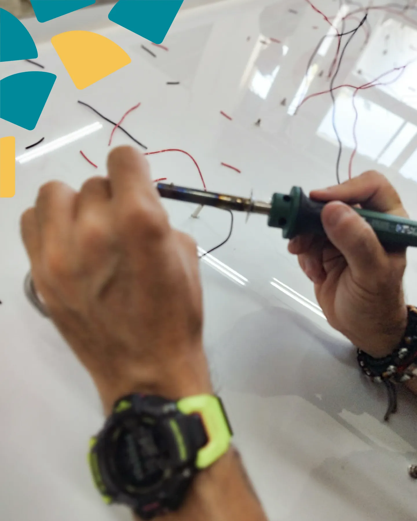 Fabricación artesanal de rótulos luminosos con soldadura y circuitos LED en taller Indagrafic Málaga