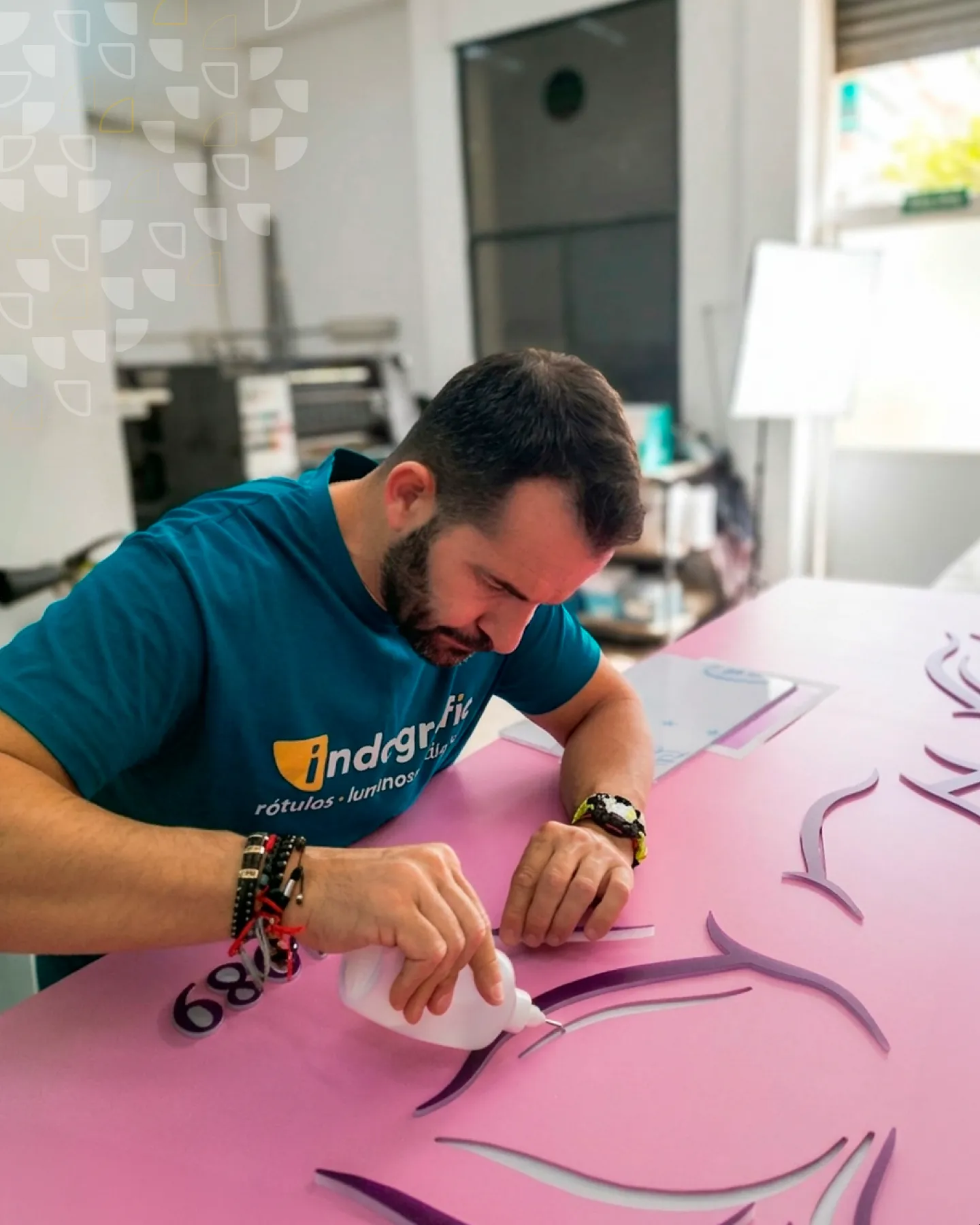 Fabricación de rótulos en metacrilato cortado a láser en el taller de Indagrafic Málaga