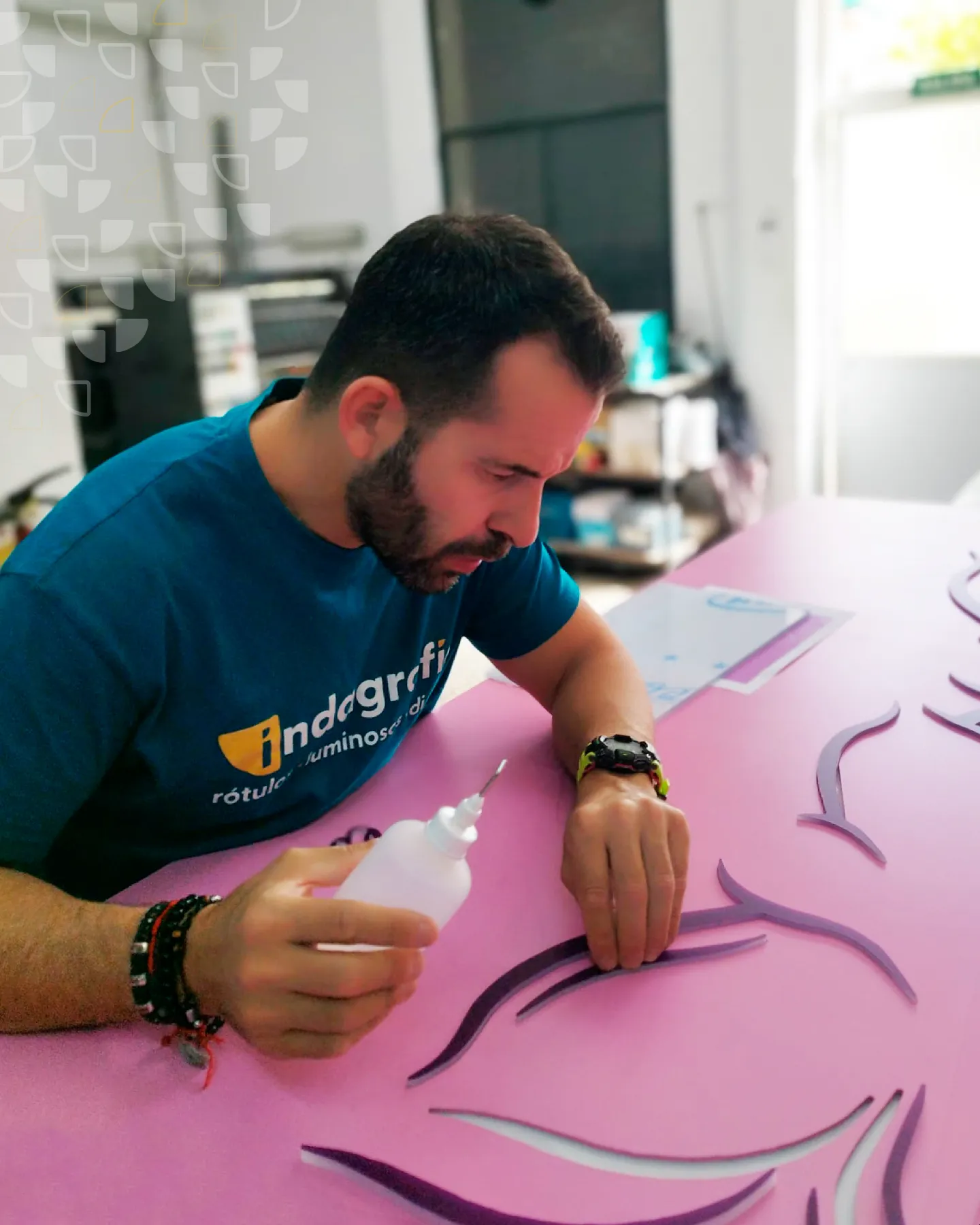 Corte láser metacrilato rótulos corporativos - Indagrafic