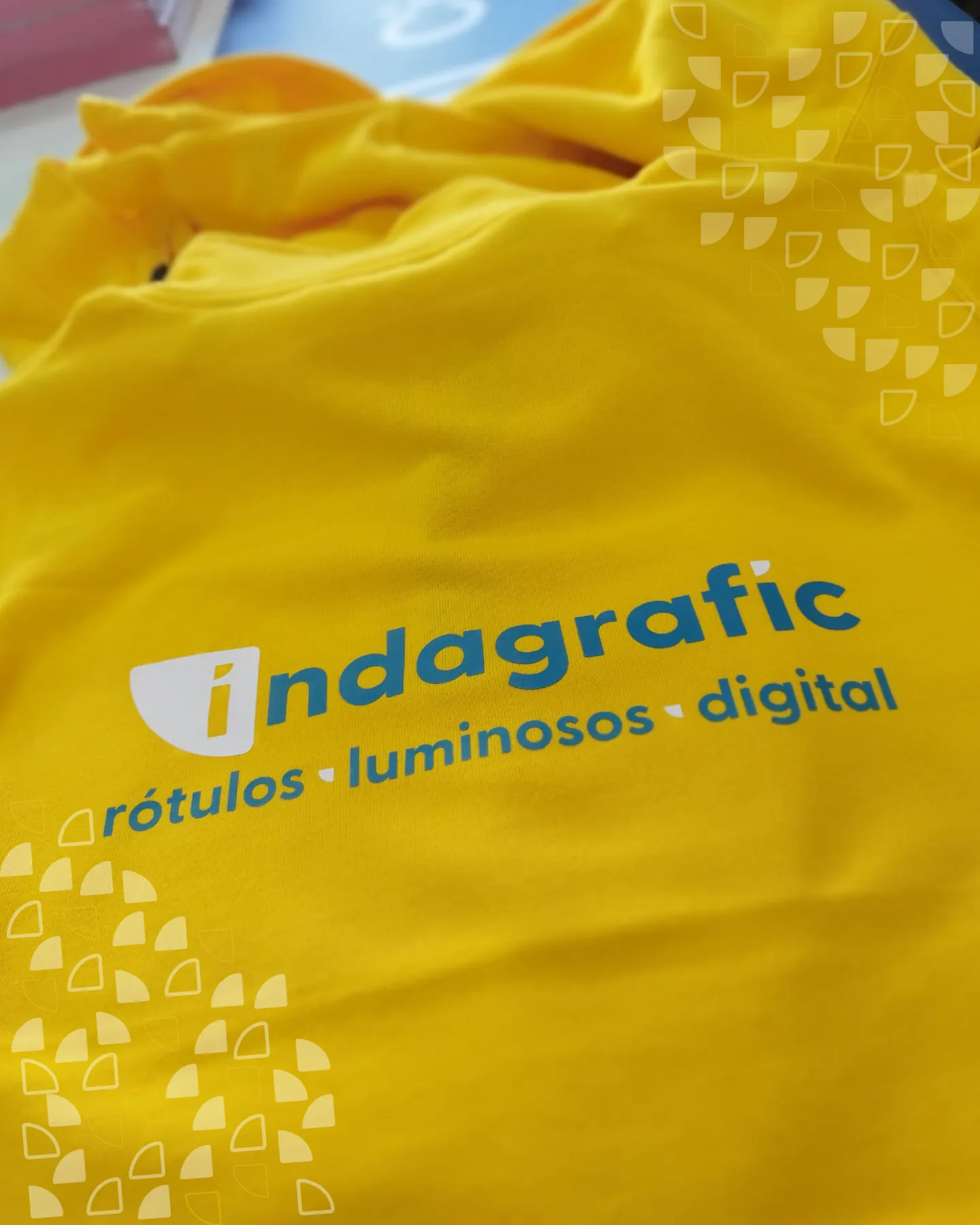 Nueva imagen corporativa Indagrafic - uniformes equipo empresa rotulación Málaga