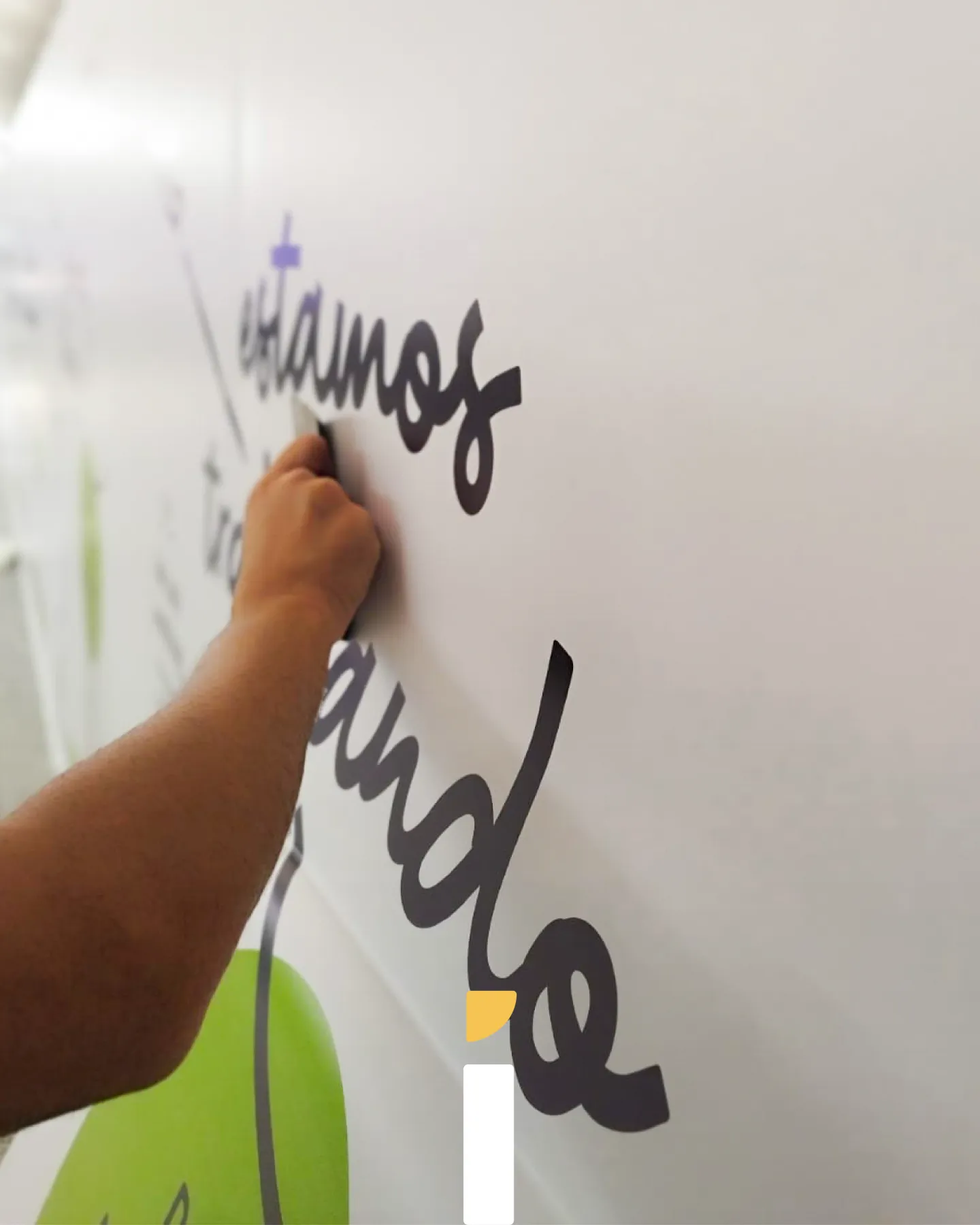 Vinilos gran formato Oficina Turismo aeropuerto Málaga - Indagrafic