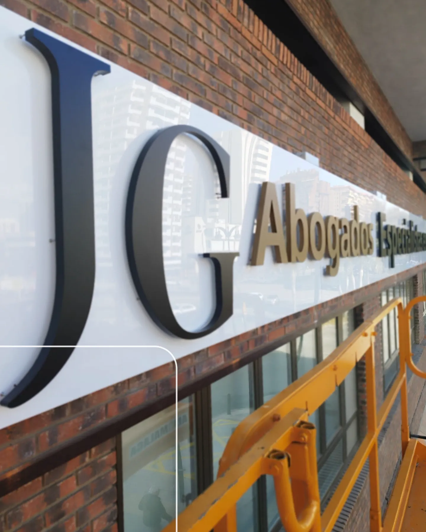 Rotulación exterior JG Abogados letras corpóreas iluminadas - Indagrafic Málaga