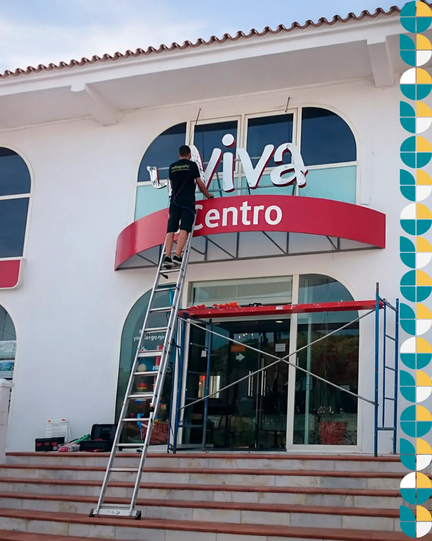 Rotulación fachada letras corpóreas gran formato Viva Marbella - Indagrafic