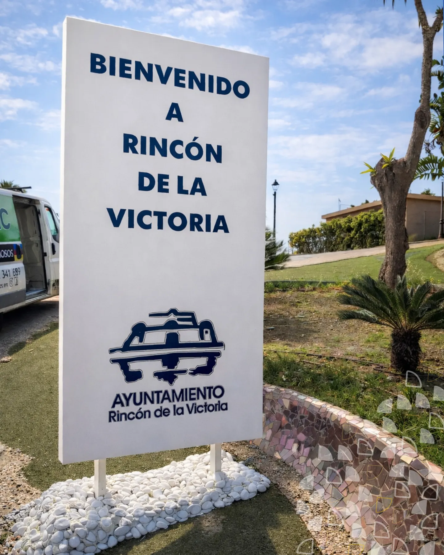 Rótulos entrada municipio Rincón de la Victoria obra civil iluminación - Indagrafic