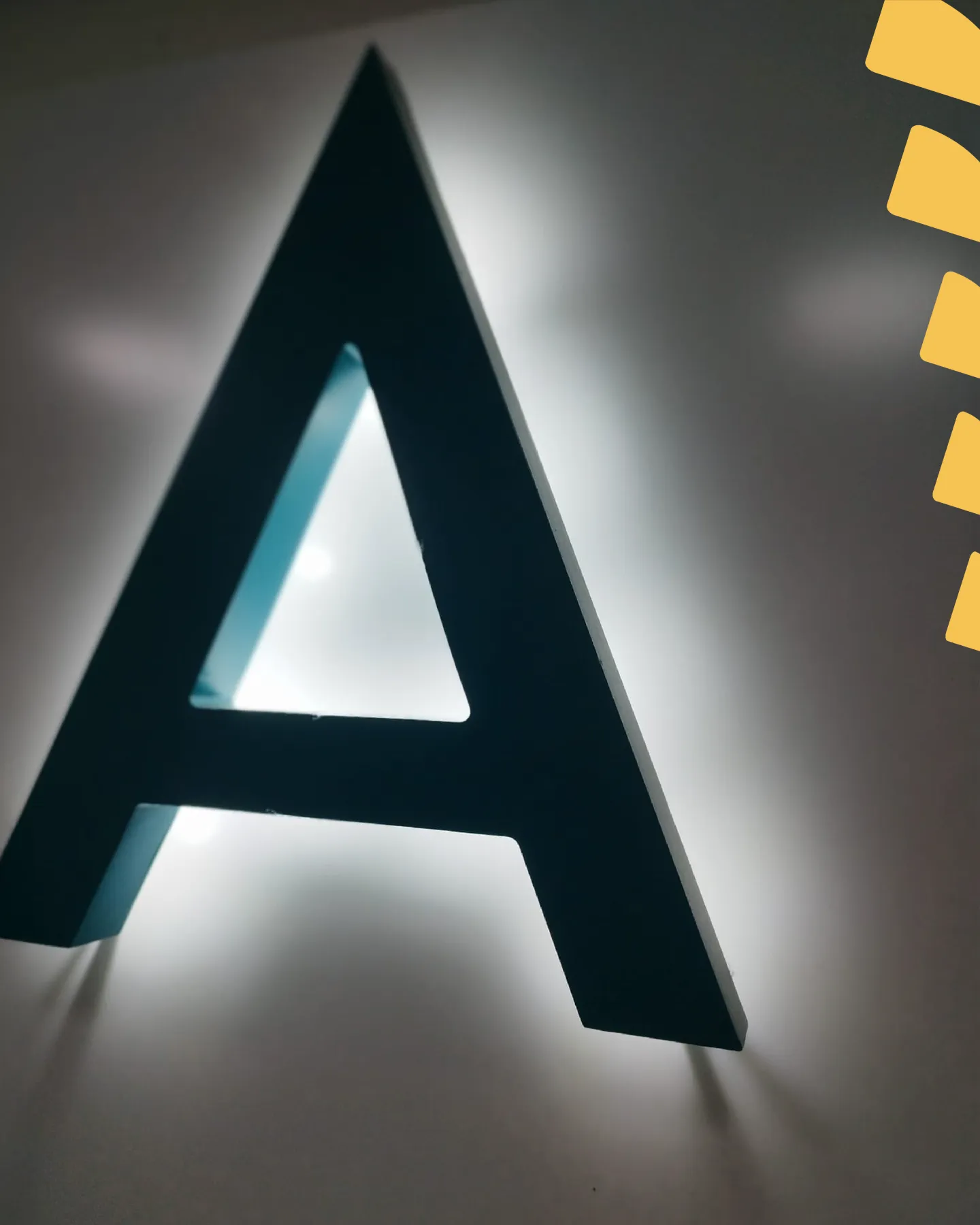 Letras corpóreas personalizadas fachada empresa - Indagrafic Málaga