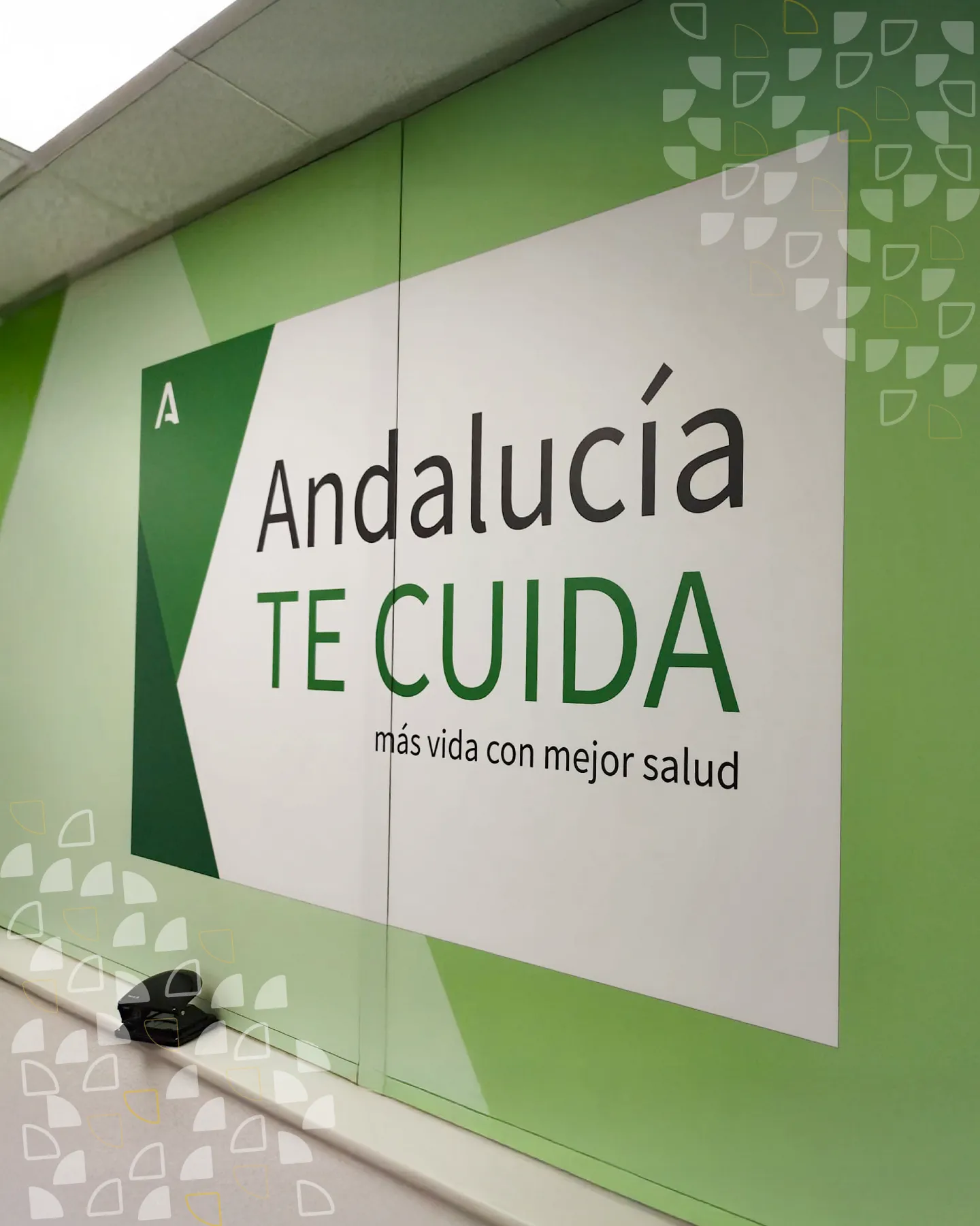 Vinilos decoración paredes Centro de Salud Torre del Mar - Indagrafic