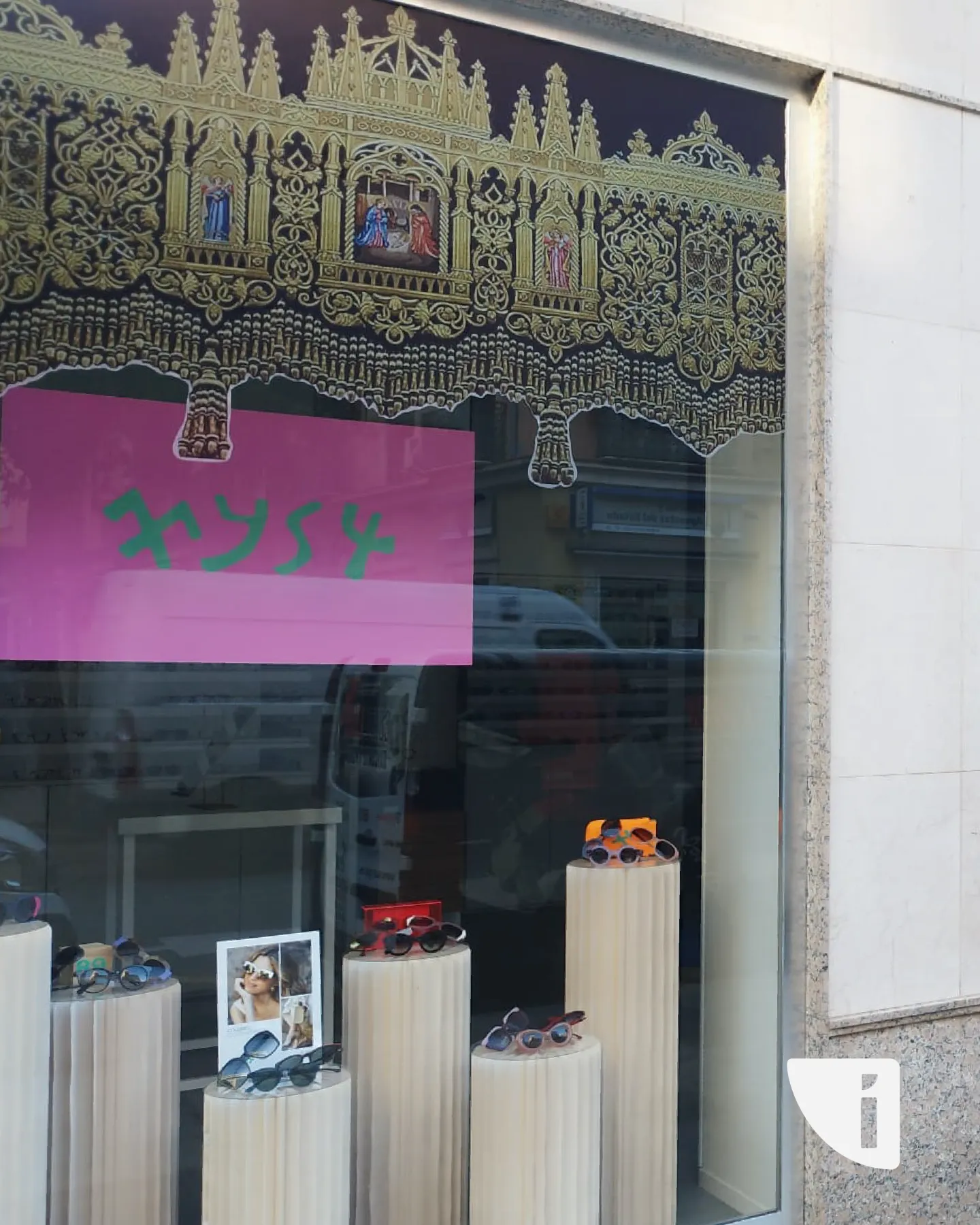 Vinilos escaparates centro Málaga temporada diseño - Indagrafic