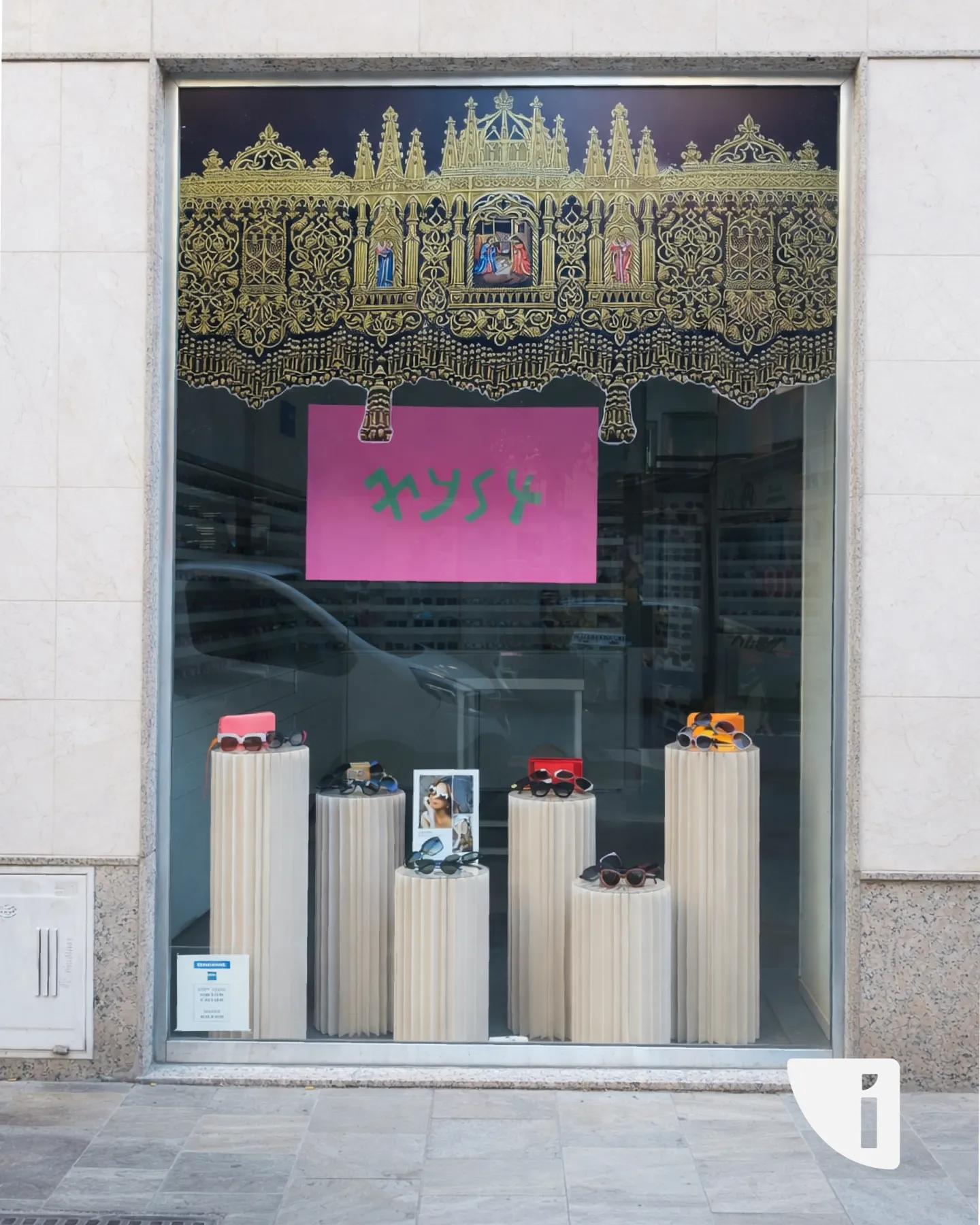 Decoración escaparate vinilos temporada Semana Santa Málaga - Indagrafic