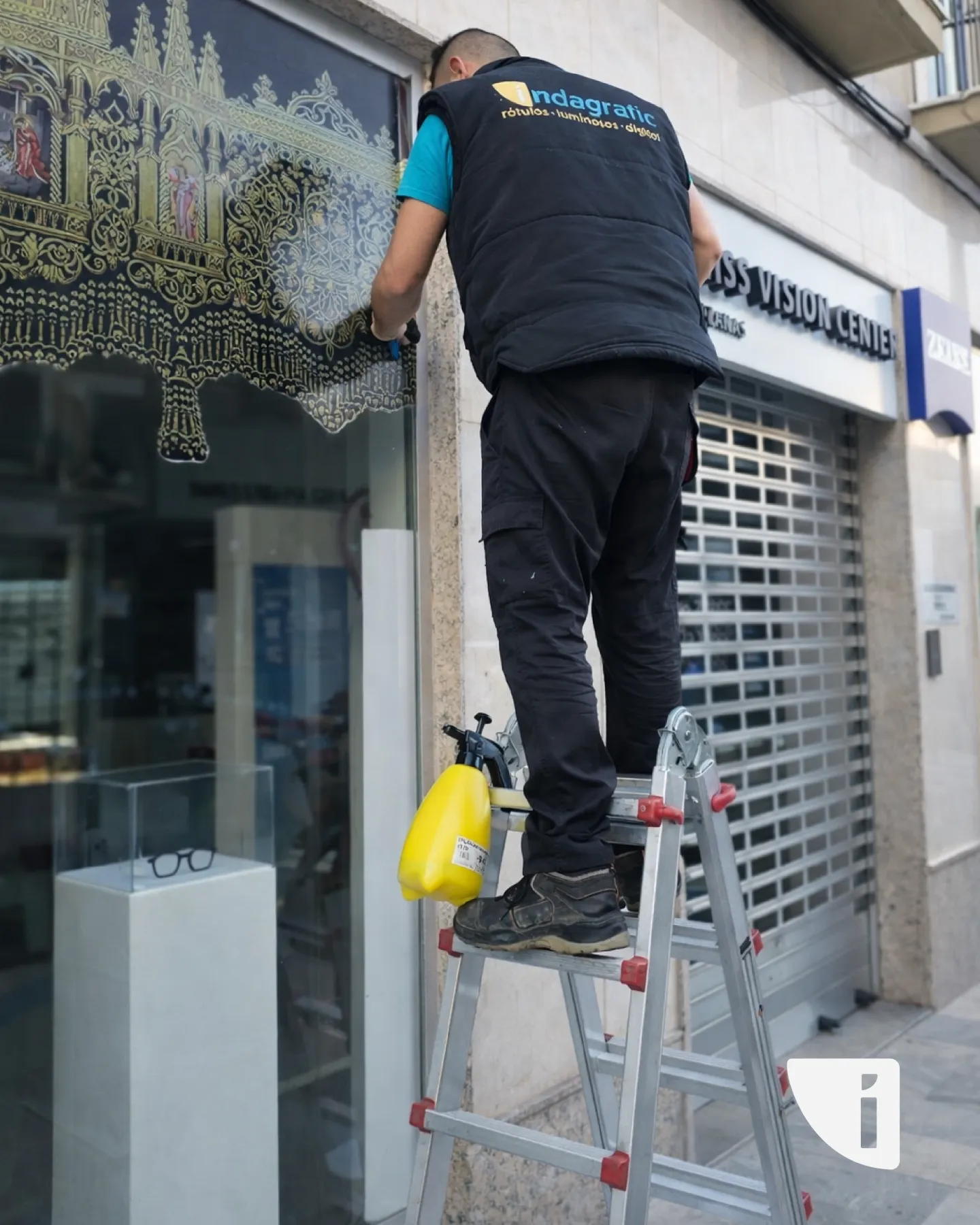 Vinilos escaparate tienda Málaga diseño temporada - Indagrafic