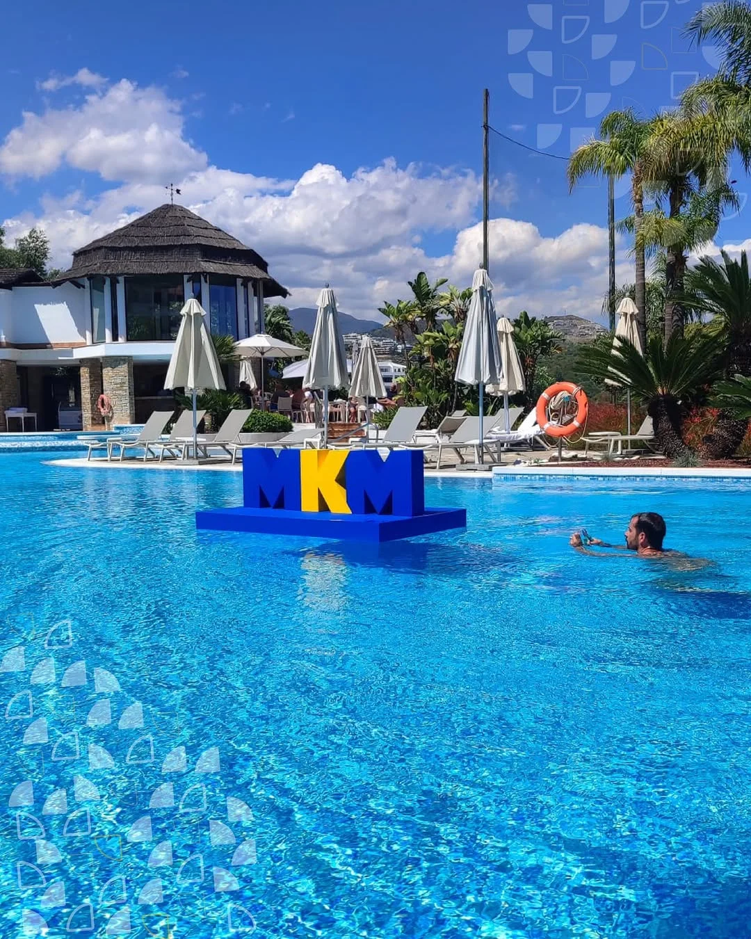 Letras corporativas Marbella de MKM flotando sobre la piscina del Westin La Quinta