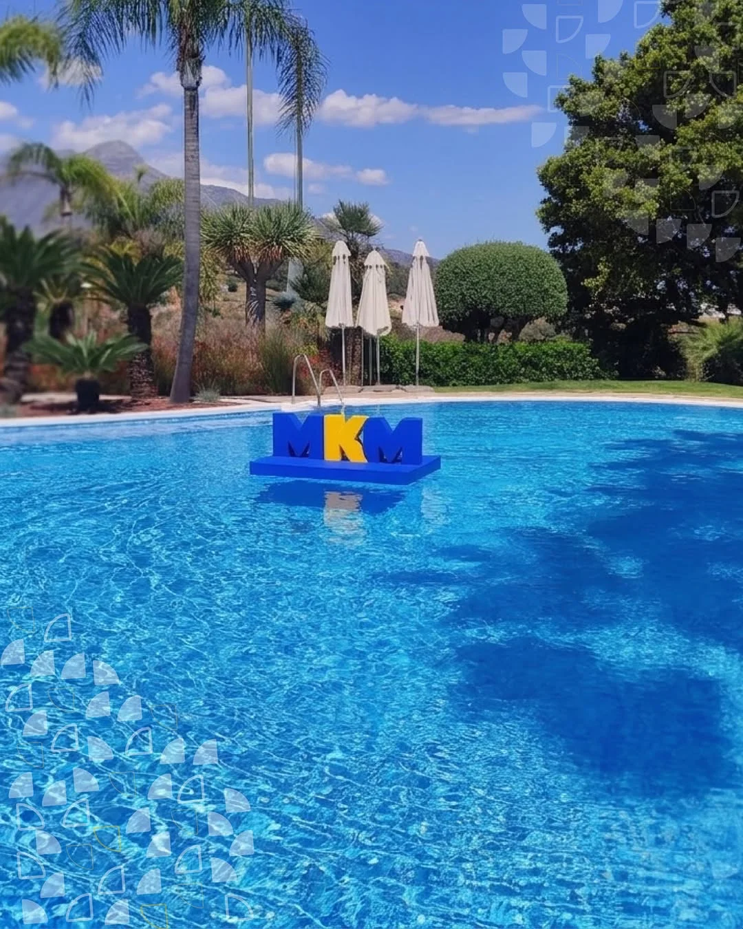 Letras corporativas Marbella de poliespán flotando sobre la piscina del Westin La Quinta