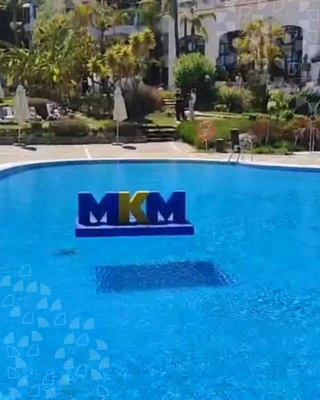 Base con peso sumergido del sistema de letras corporativas Marbella instalado en la piscina