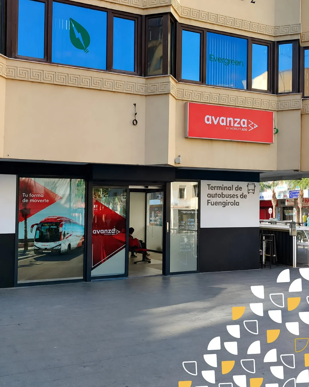 Fachada principal del terminal Avanza, proyecto de rotulación en Fuengirola por Indagrafic