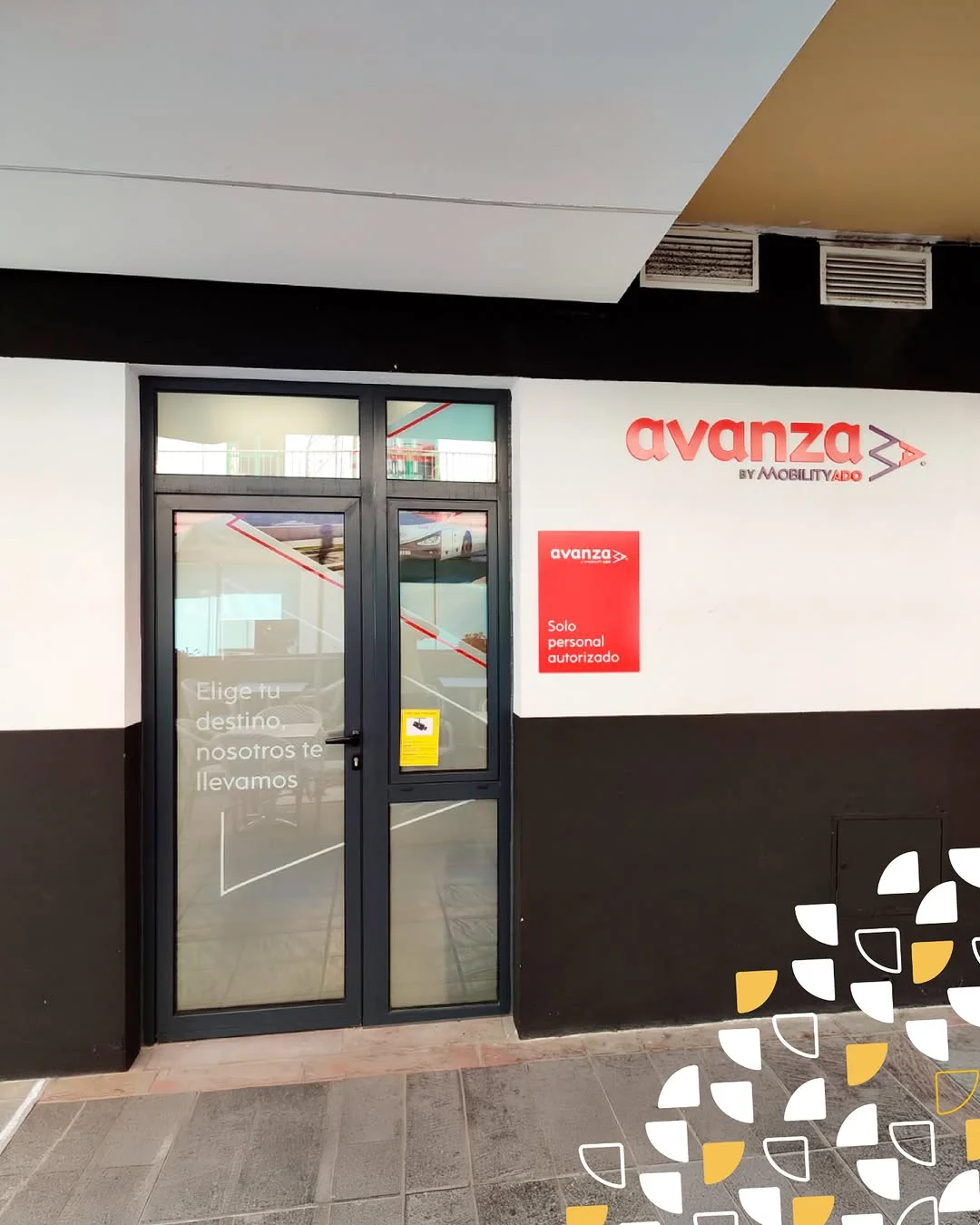 Vinilo de puerta con claim 'Elige tu destino' — rotulación en Fuengirola para Avanza