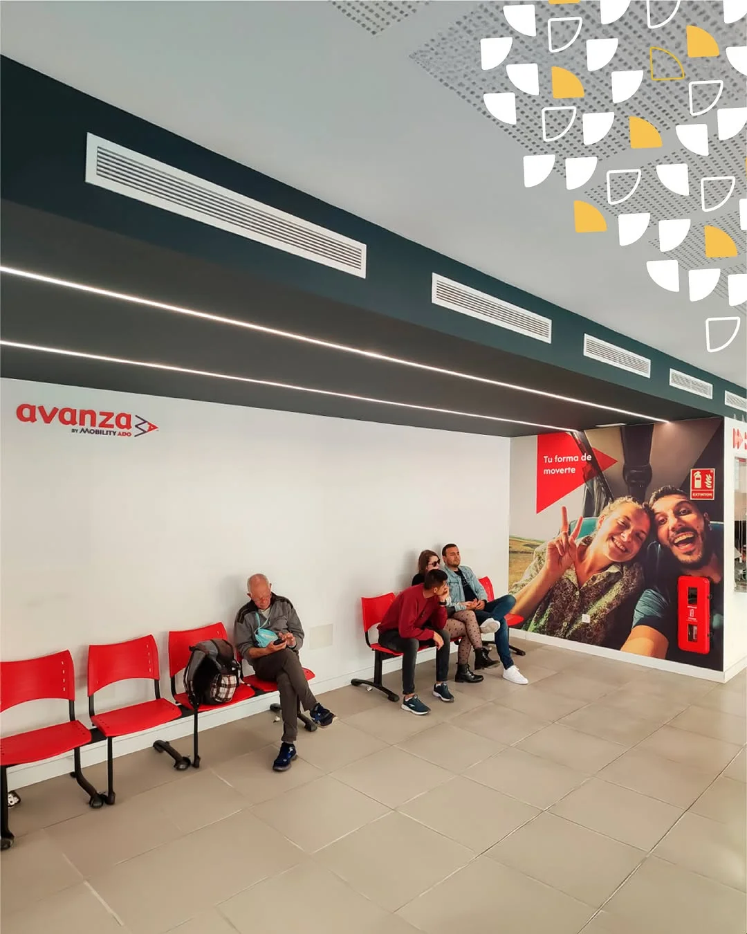 Sala de espera con logo Avanza y mural, rotulación en Fuengirola integral