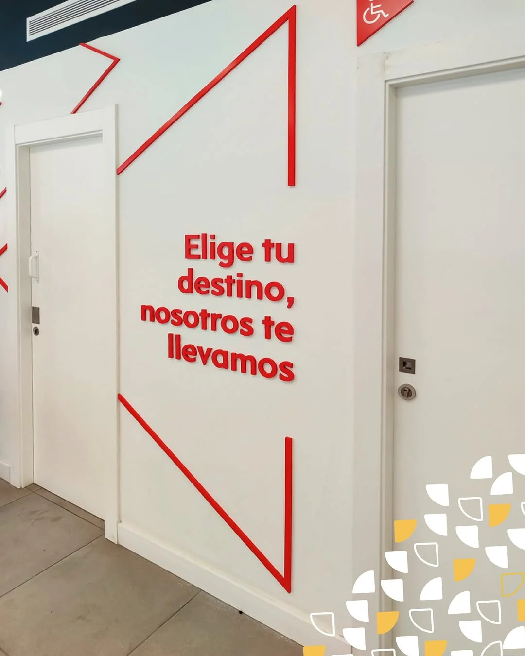 Letras corporativas rojas en relieve, rotulación en Fuengirola estilo premium