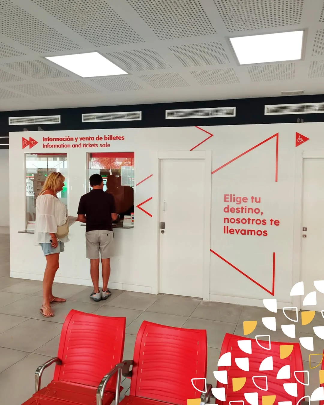 Mostrador de venta de billetes y señalética bilingüe, rotulación en Fuengirola