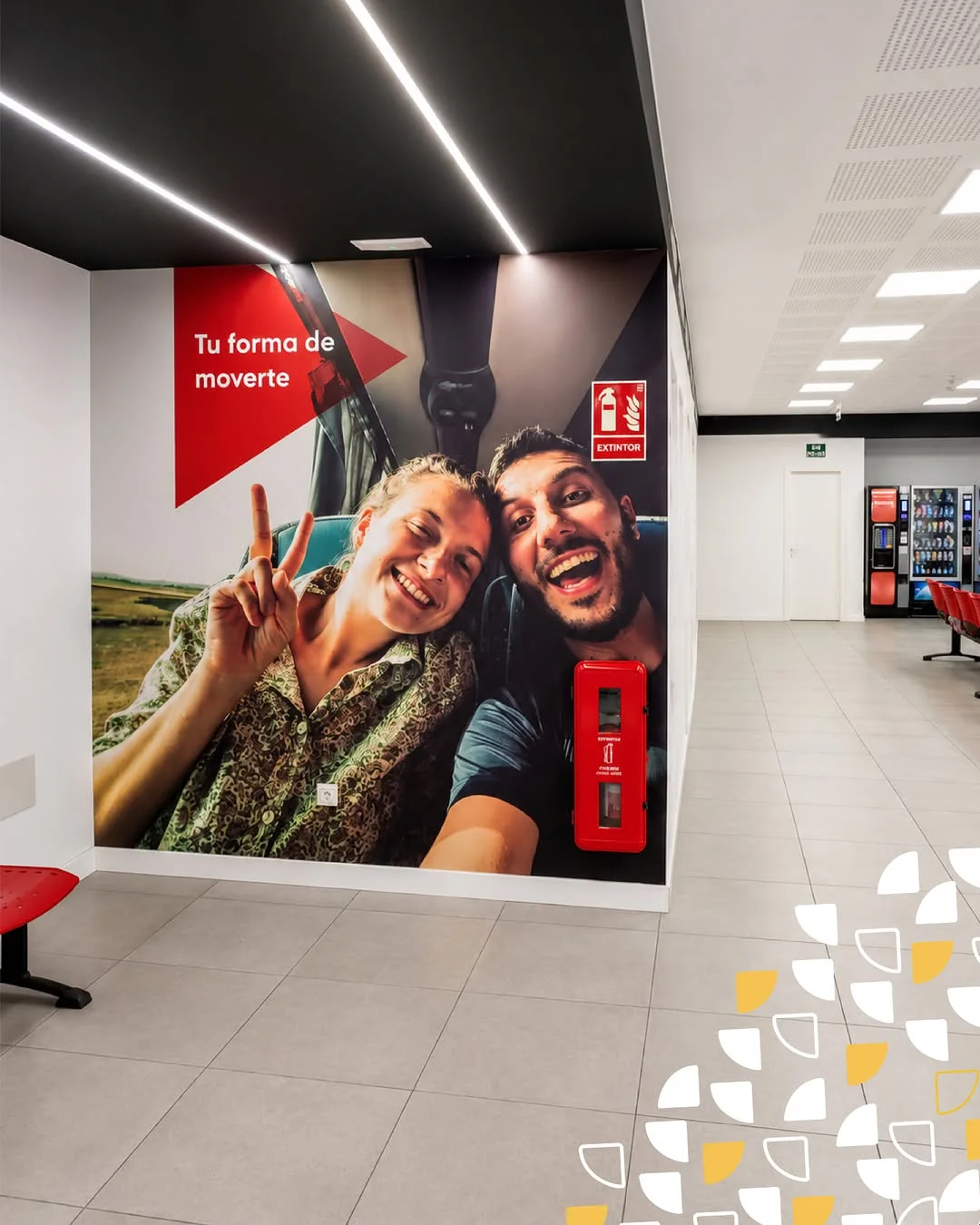 Mural impreso de gran formato con dos viajeros — rotulación en Fuengirola Avanza