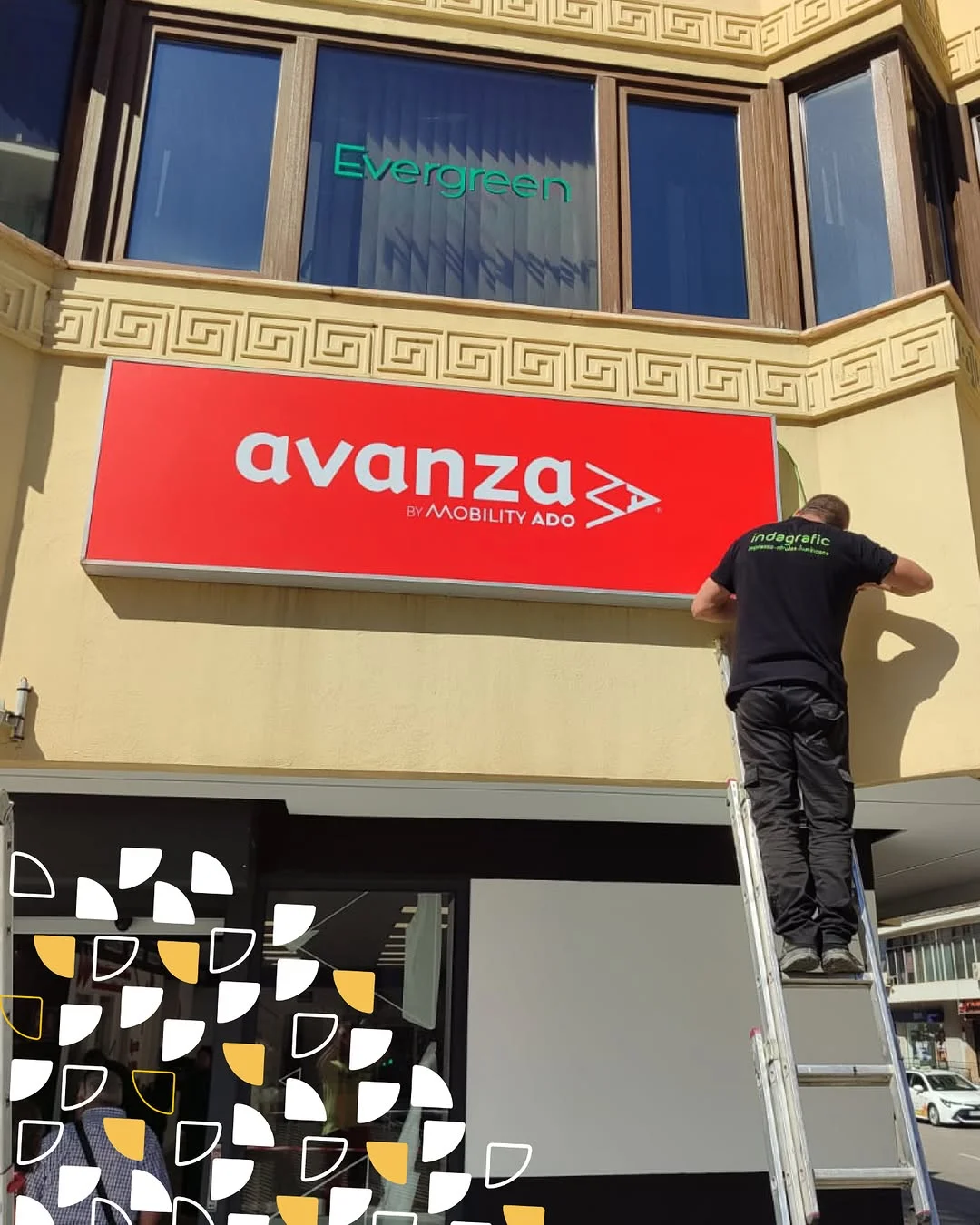 Instalación del rótulo luminoso Avanza, ejemplo de rotulación en Fuengirola