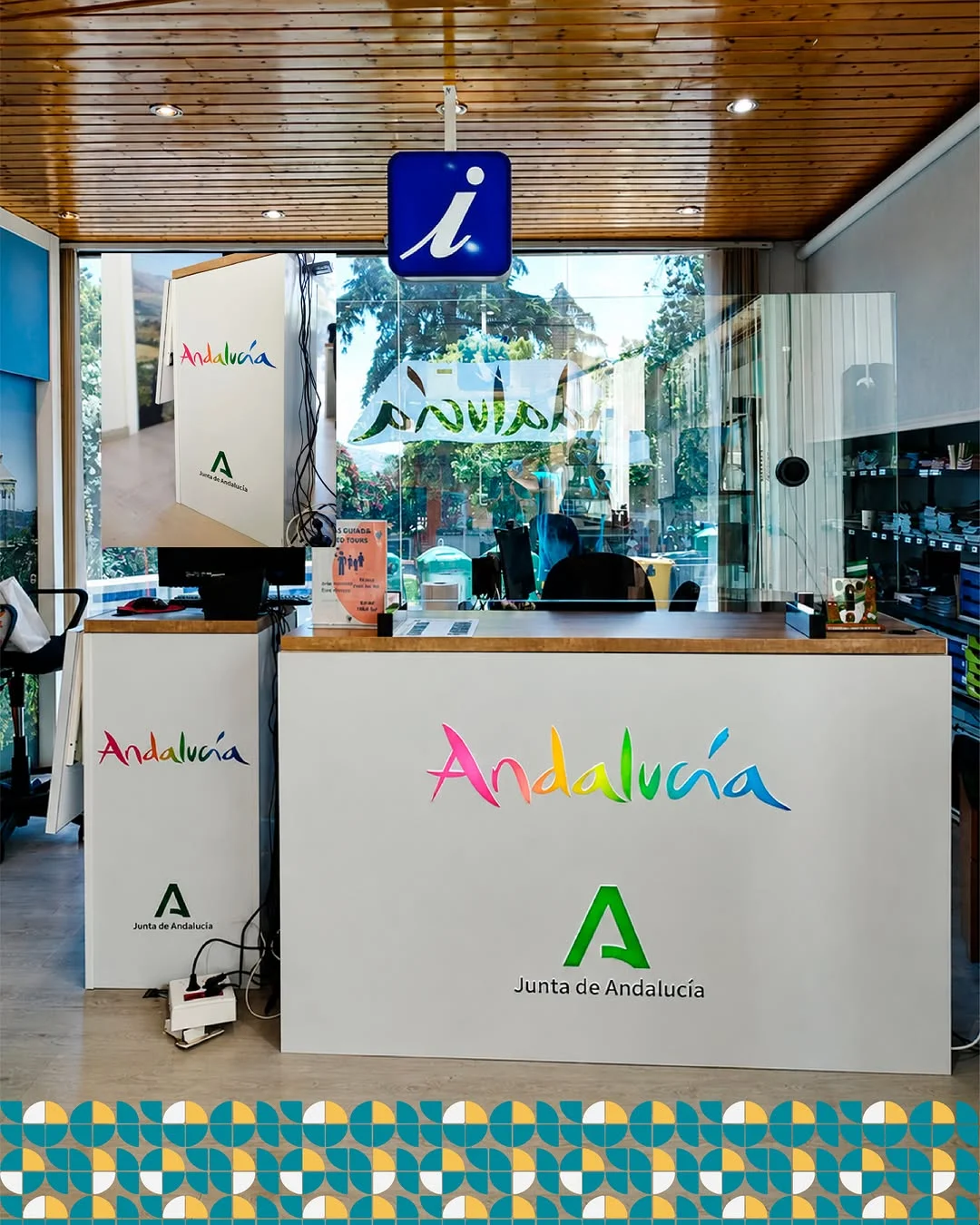 Rotulación en Ronda en el mostrador principal de la Oficina de Turismo de la Junta de Andalucía