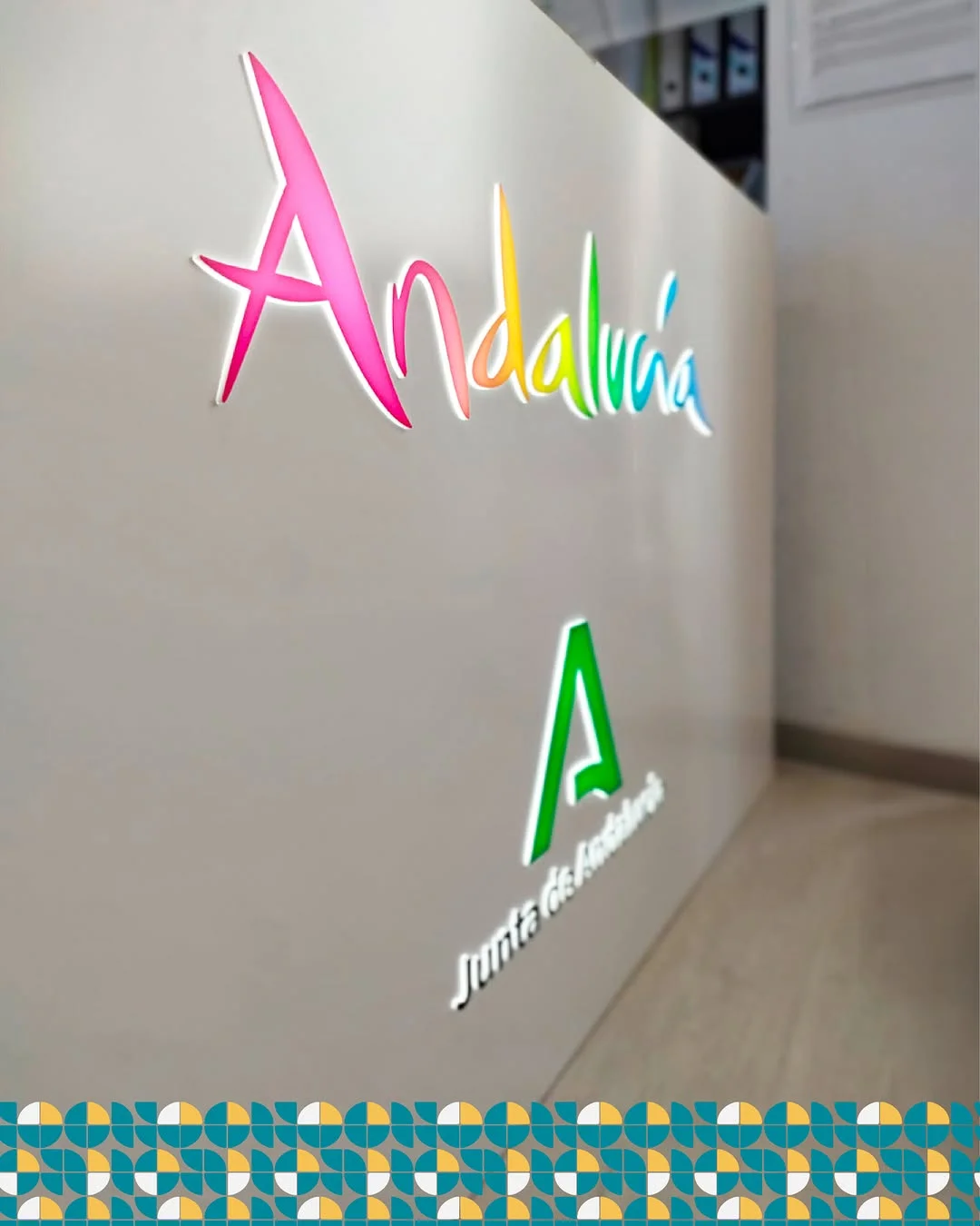 Rótulo luminoso calado del logotipo Andalucía instalado por Indagrafic en Ronda