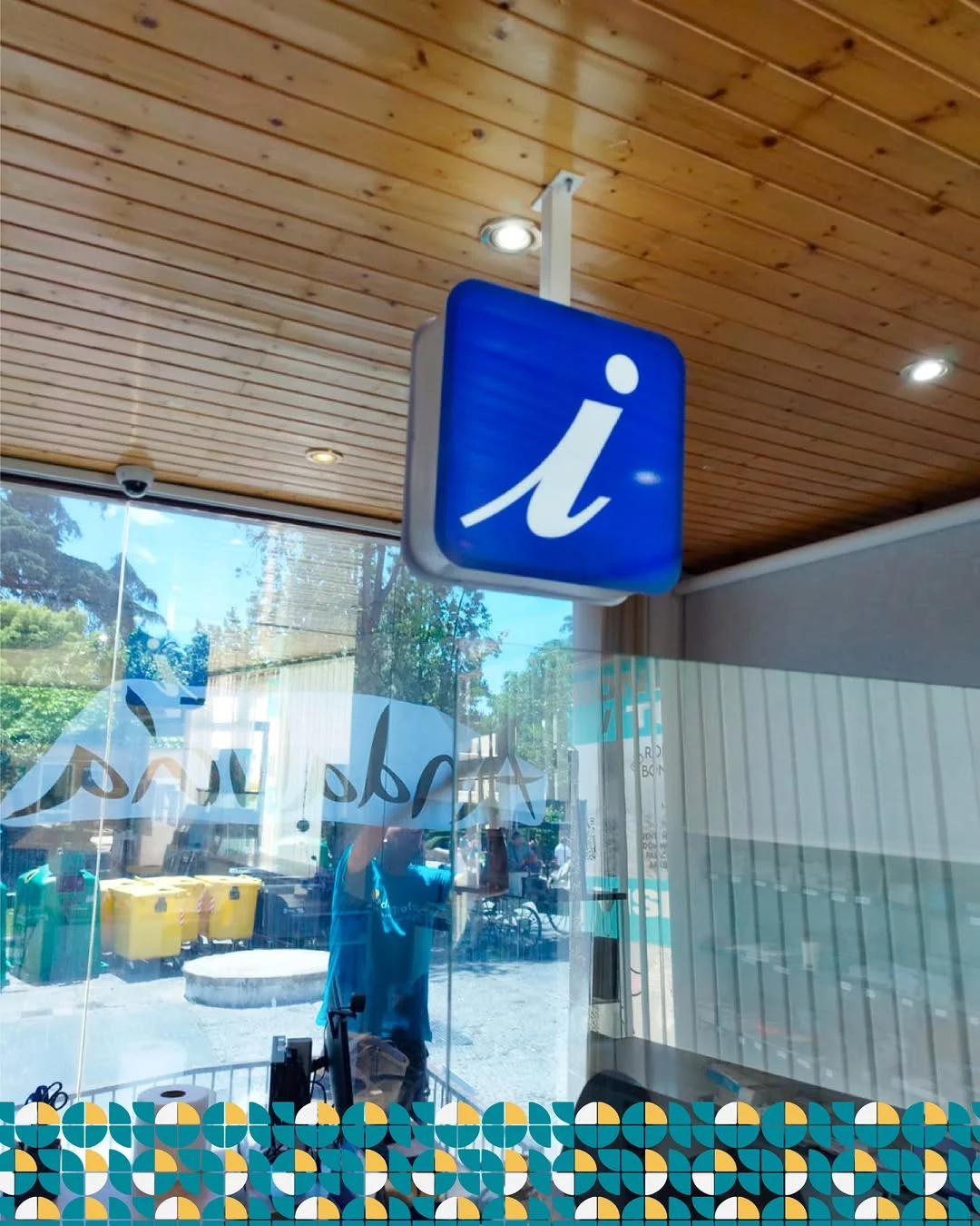 Banderola luminosa de información turística instalada en la Oficina de Turismo de Ronda