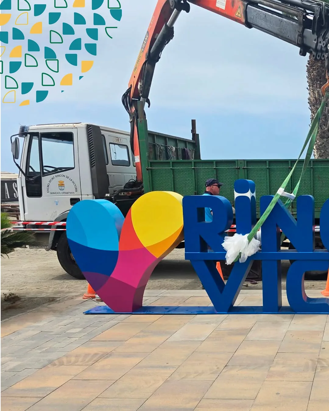 Rotulación Rincón de la Victoria con letras 3D y corazón multicolor en el paseo marítimo durante el montaje