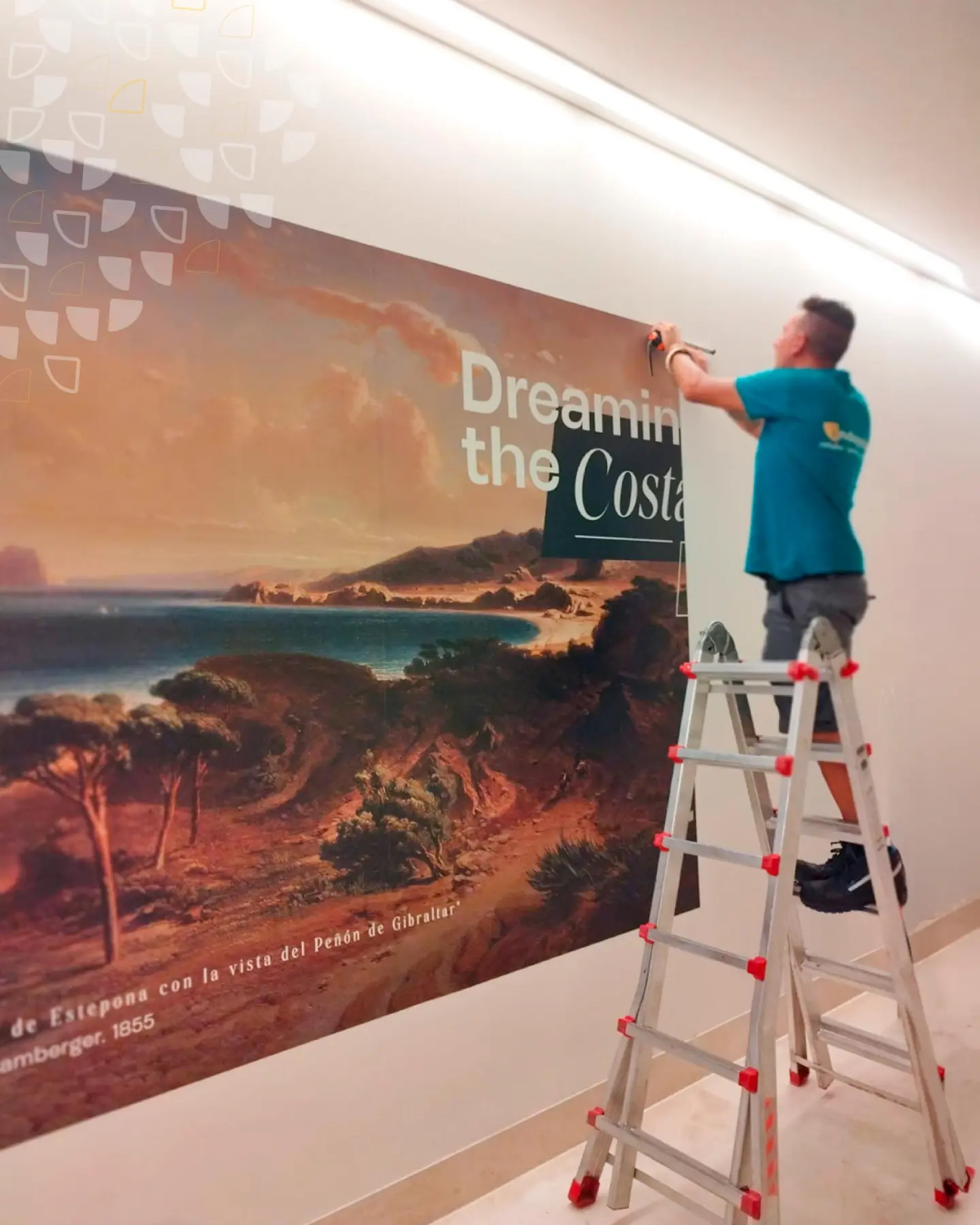 Instalación de la gráfica publicitaria en vinilo de gran formato en el Museo Thyssen de Málaga