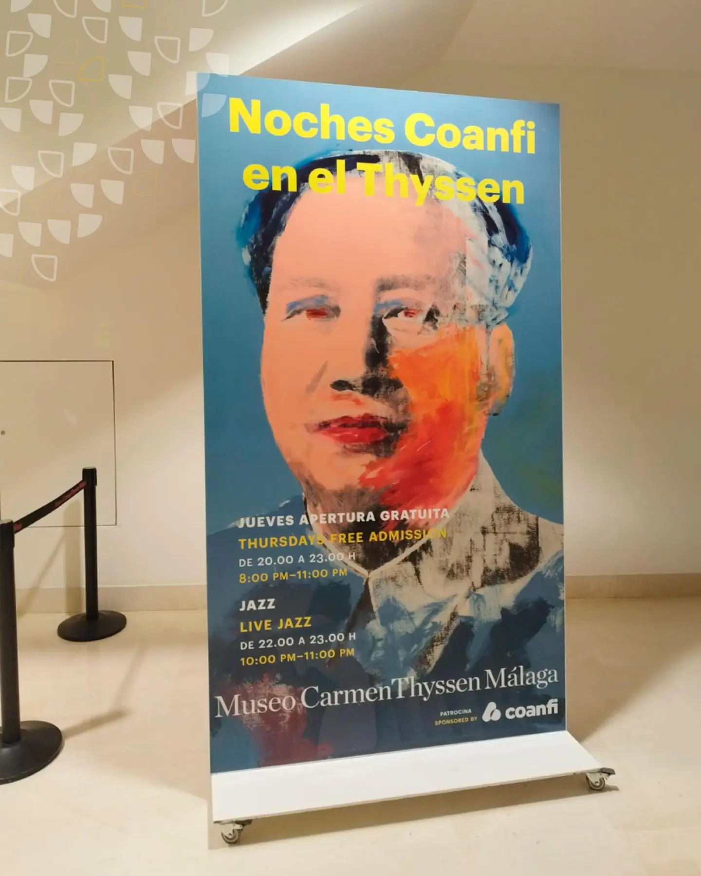 Tótem expositor con ruedas de las Noches Coanfi en el Museo Carmen Thyssen Málaga