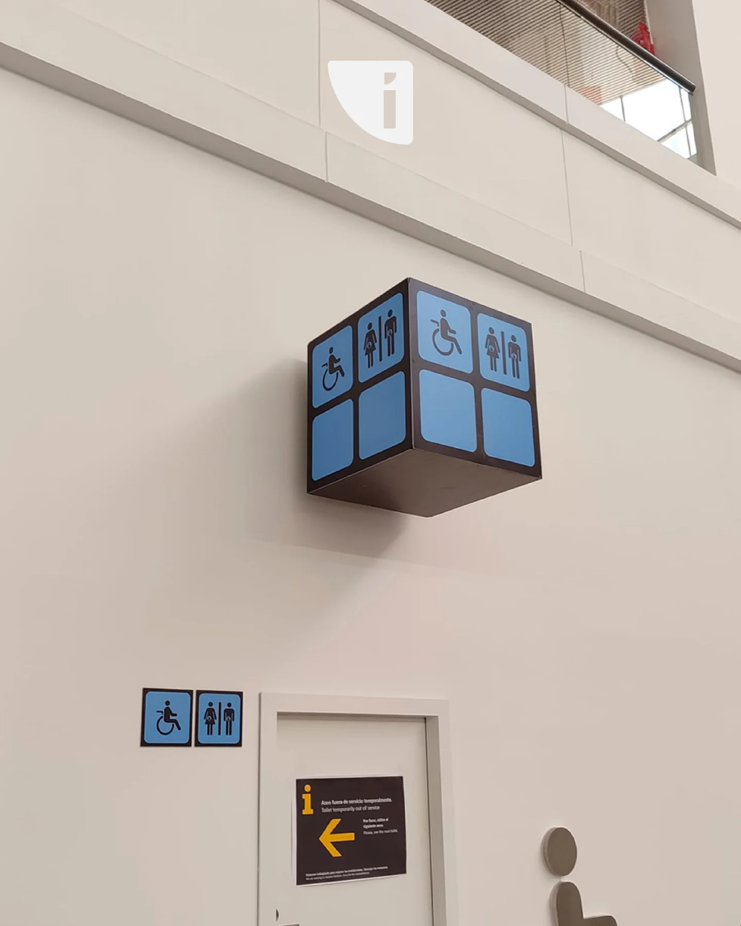 Rotulación Aeropuerto de Málaga: cubo luminoso con pictogramas de aseos en la zona de salidas