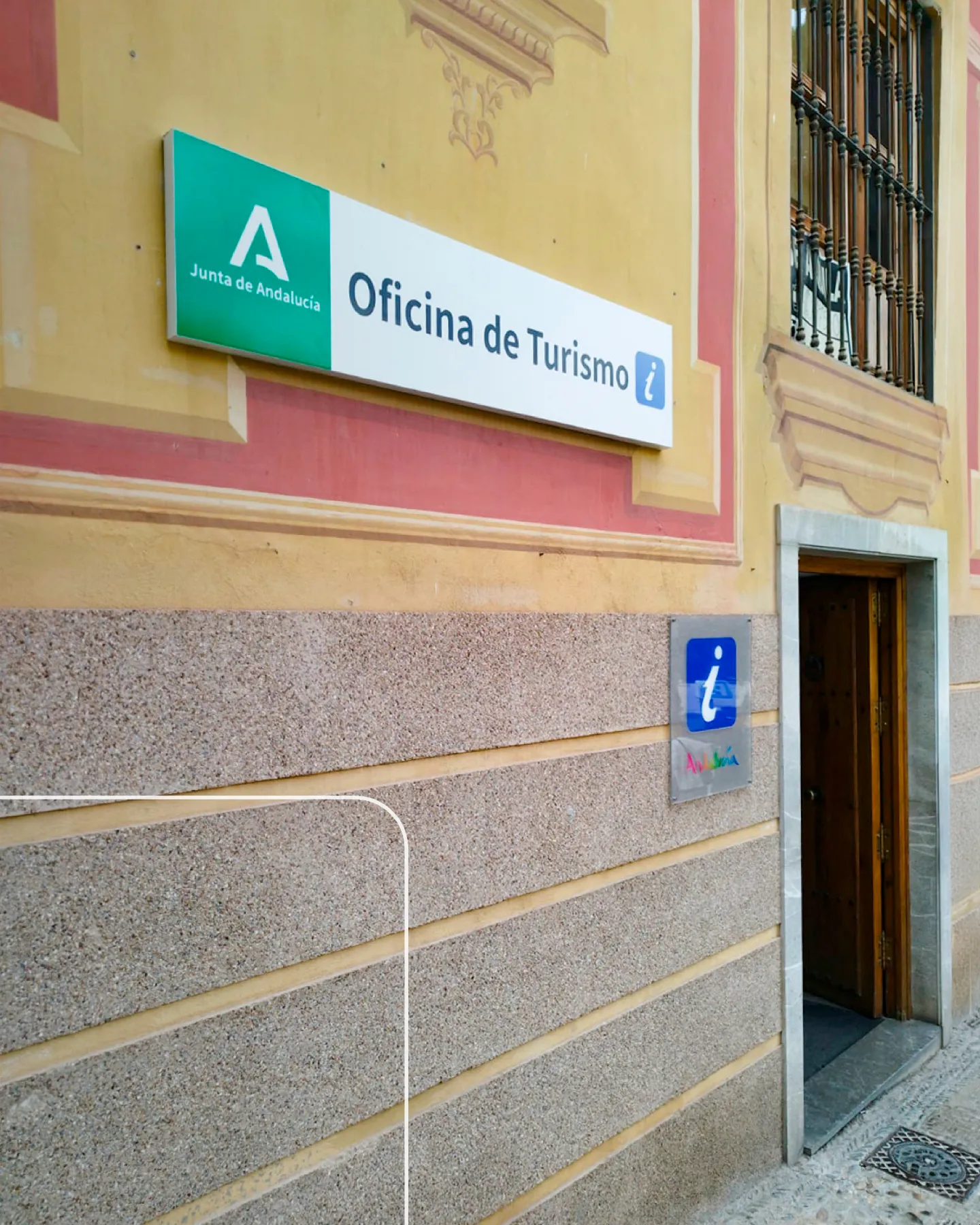 Rotulación de oficinas de turismo: rótulo principal de la Oficina de Turismo de la Junta de Andalucía