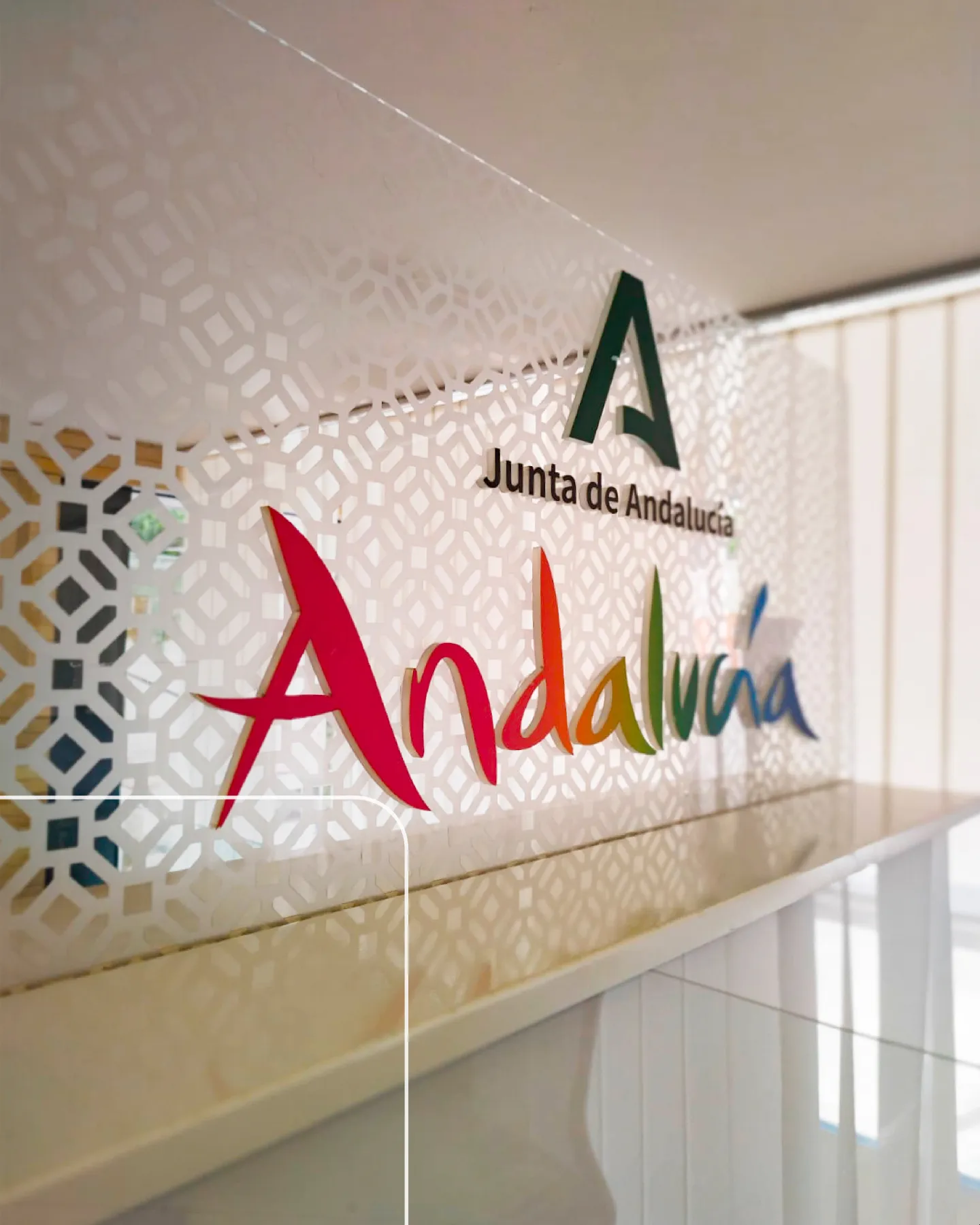 Corpóreos iluminados con el logotipo Junta de Andalucía en la rotulación de oficinas de turismo