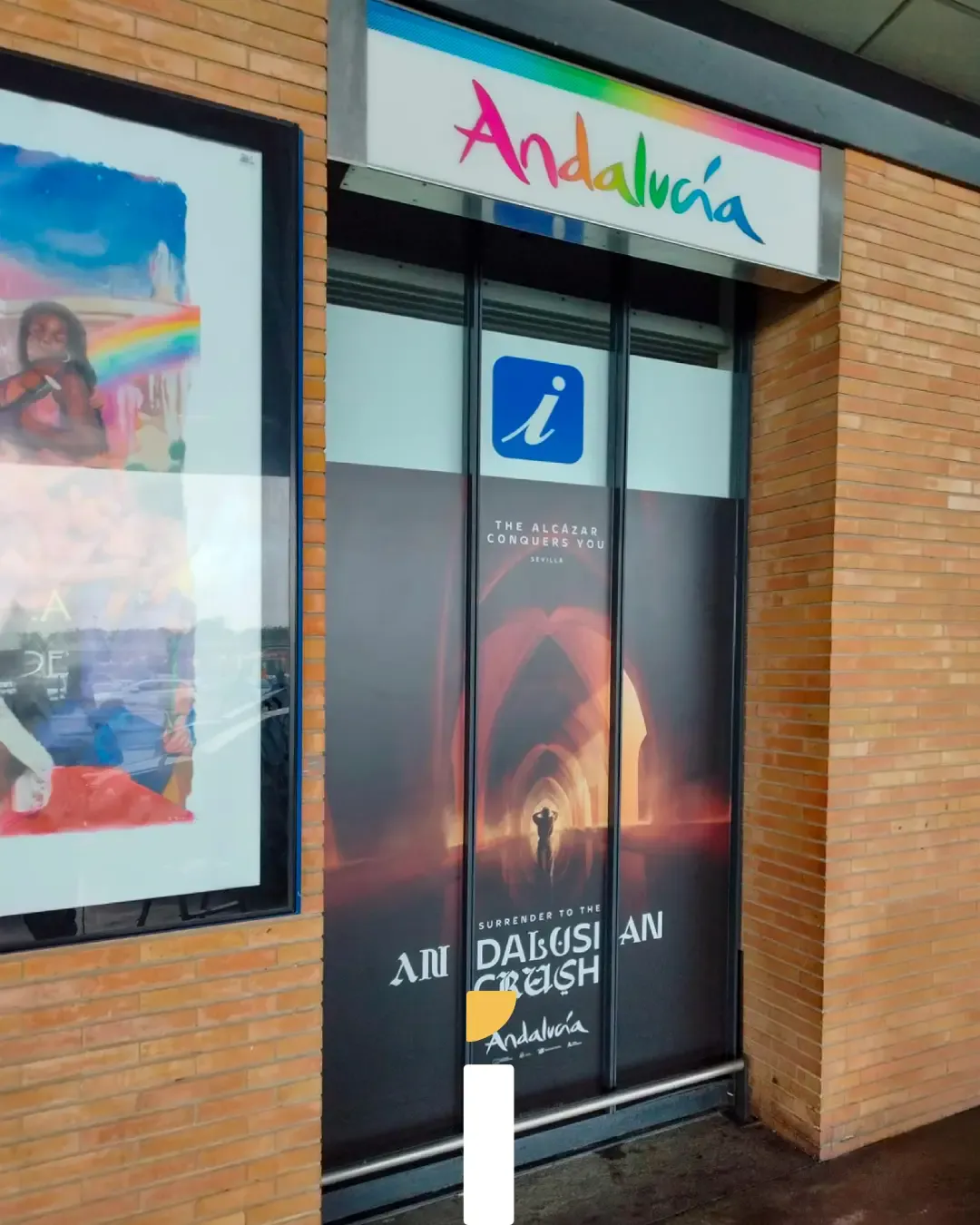 Rotulación en Andalucía: puerta acristalada vinilada con gráfica de gran formato en acceso de estación