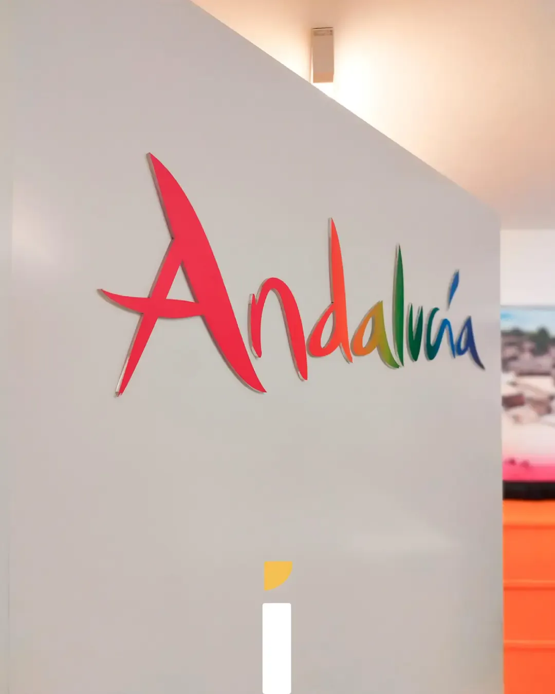 Rotulación en Andalucía: letras corporativas a color de la marca Andalucía sobre pared interior blanca