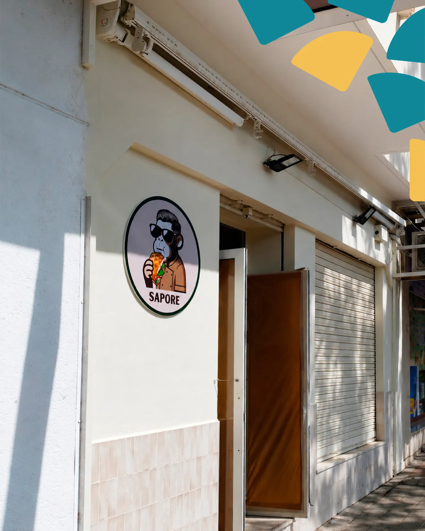 Rotulación para restaurantes: fachada de Sapore en Málaga con la placa circular de Indagrafic