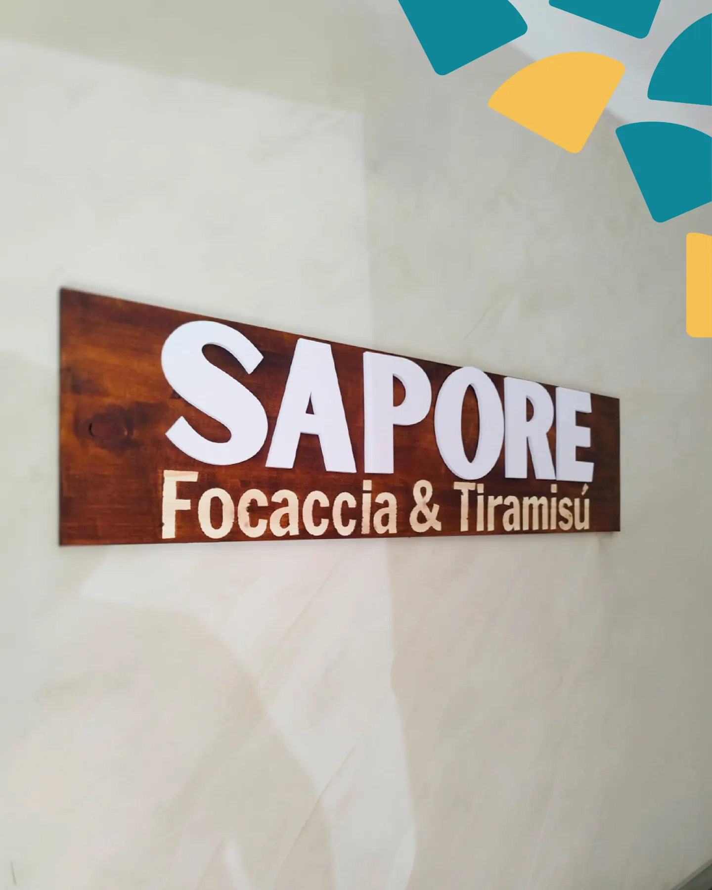 Letrero de madera con letras en relieve de Sapore, rotulación interior en Málaga