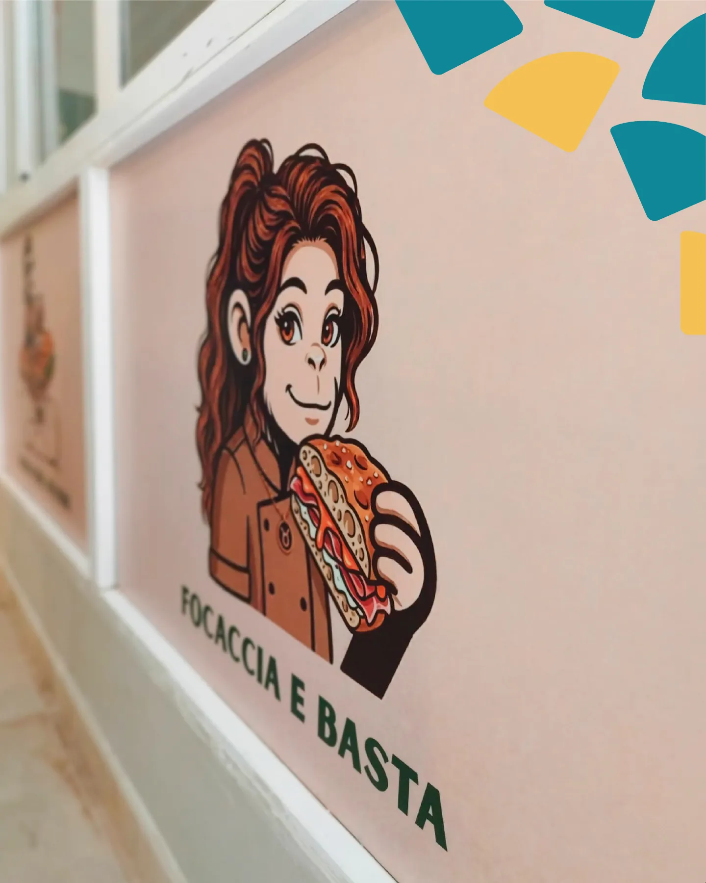 Vinilo decorativo 'Focaccia e basta' en la pared del restaurante Sapore en Málaga