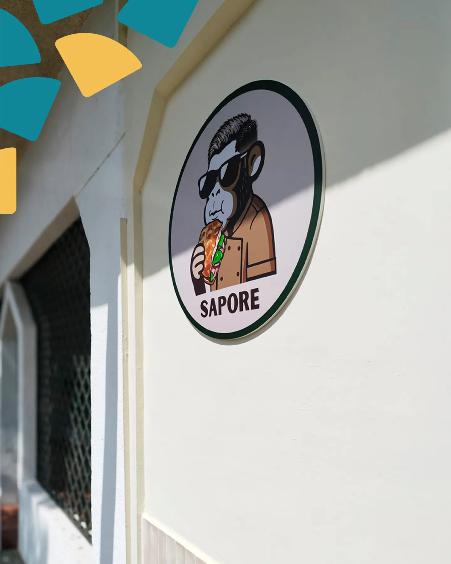 Rotulación para restaurantes: placa circular exterior de Sapore en Málaga con la mascota del mono