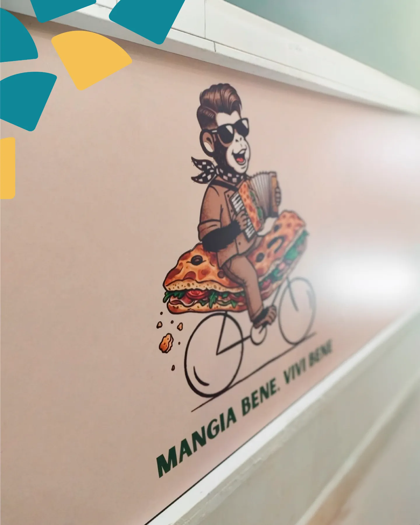 Vinilo decorativo 'Mangia bene, vivi bene' del restaurante Sapore en Málaga