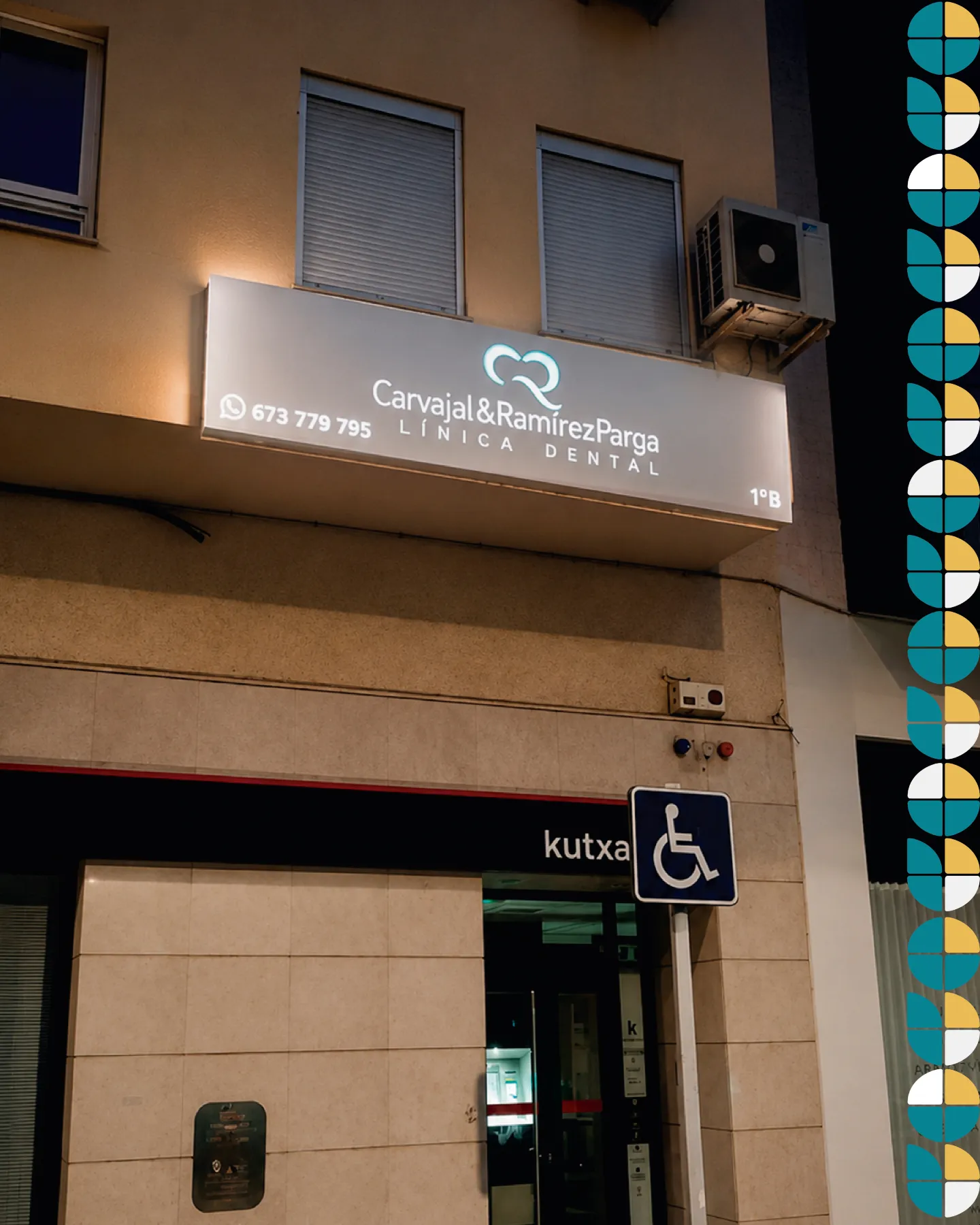 Rótulo luminoso de la Clínica Dental Carvajal & Ramírez Parga en Rincón de la Victoria iluminado de noche