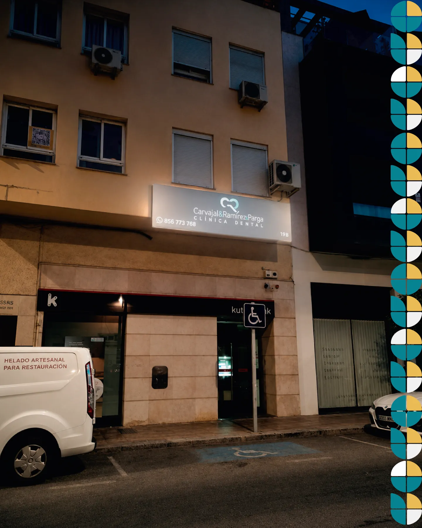 Rótulo luminoso de la Clínica Dental Carvajal & Ramírez Parga en la fachada de Rincón de la Victoria