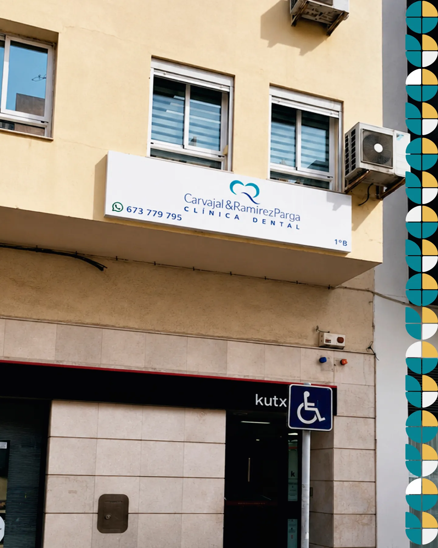 Rótulo luminoso de la clínica dental en Rincón de la Victoria visto de día, con acabado limpio y elegante