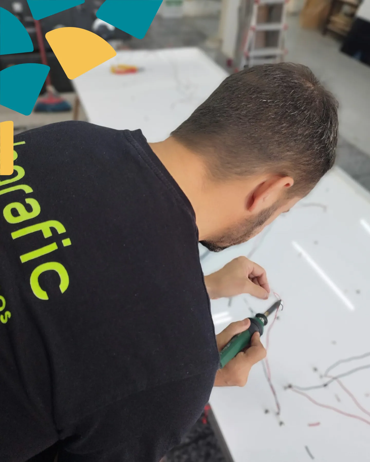 Soldadura de circuitos LED durante la fabricación de rótulos luminosos en el taller de Indagrafic