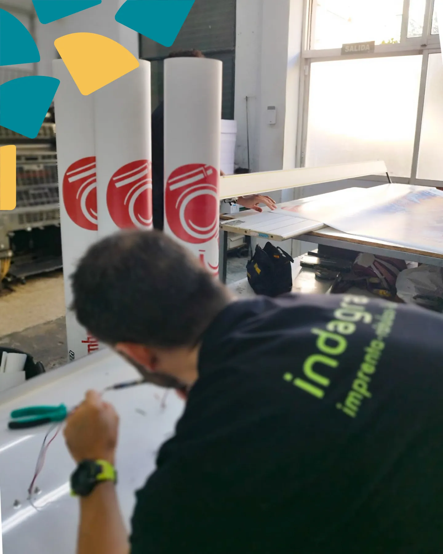 Taller de Indagrafic combinando impresión gran formato y fabricación de rótulos luminosos en Málaga