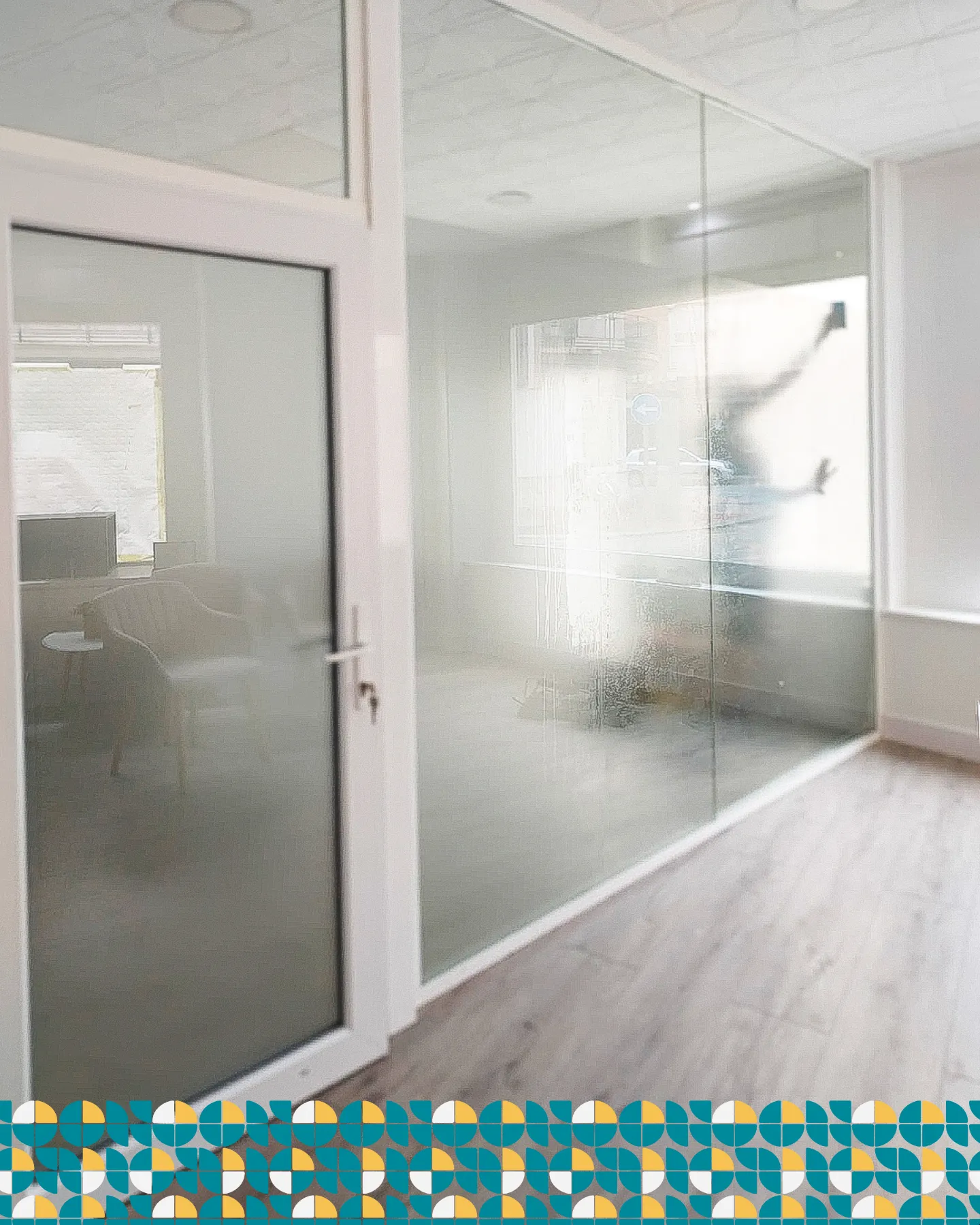 Vinilo al ácido en mamparas de cristal dentro de la rotulación en Motril