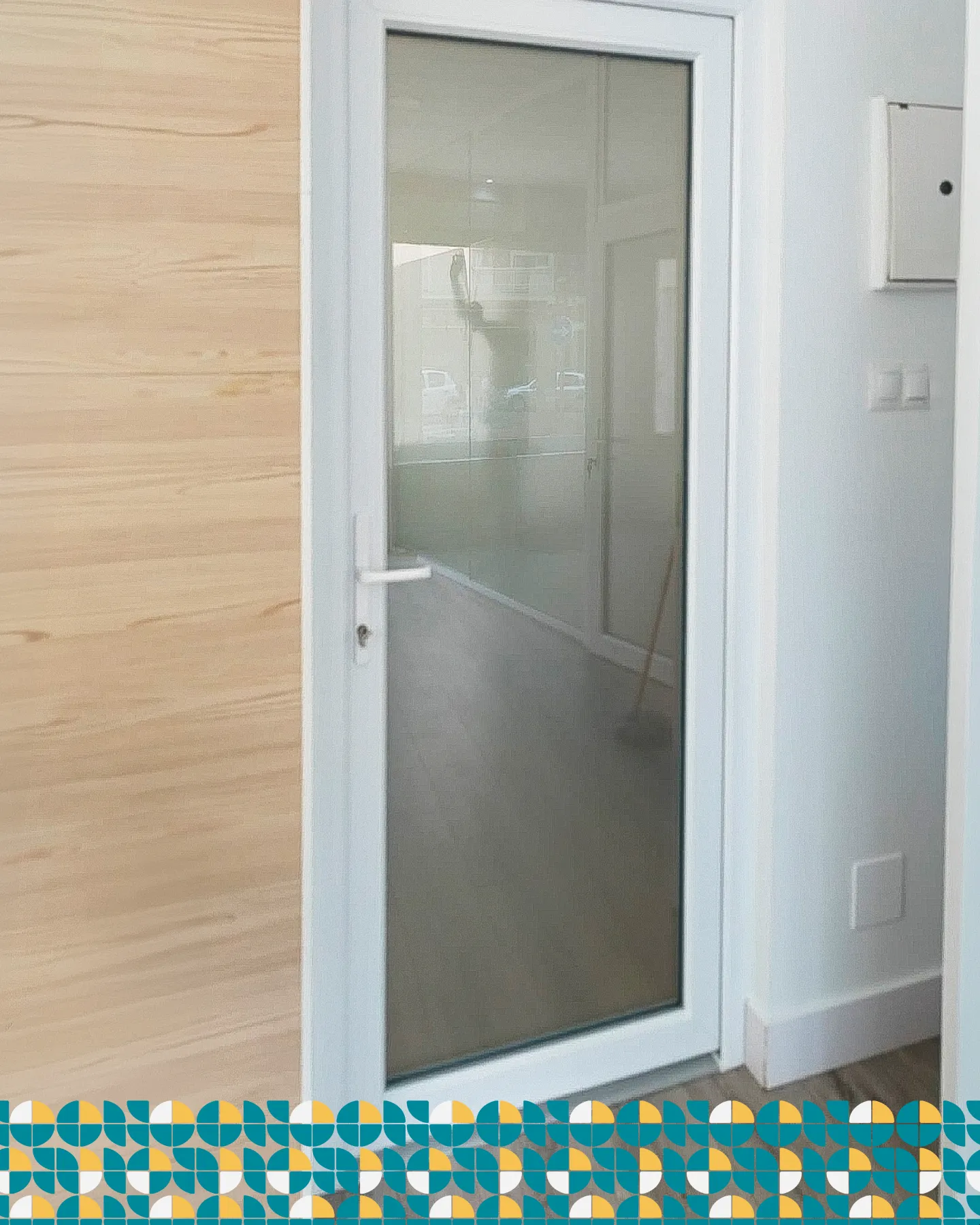 Puerta interior con vinilo al ácido del proyecto de rotulación en Motril