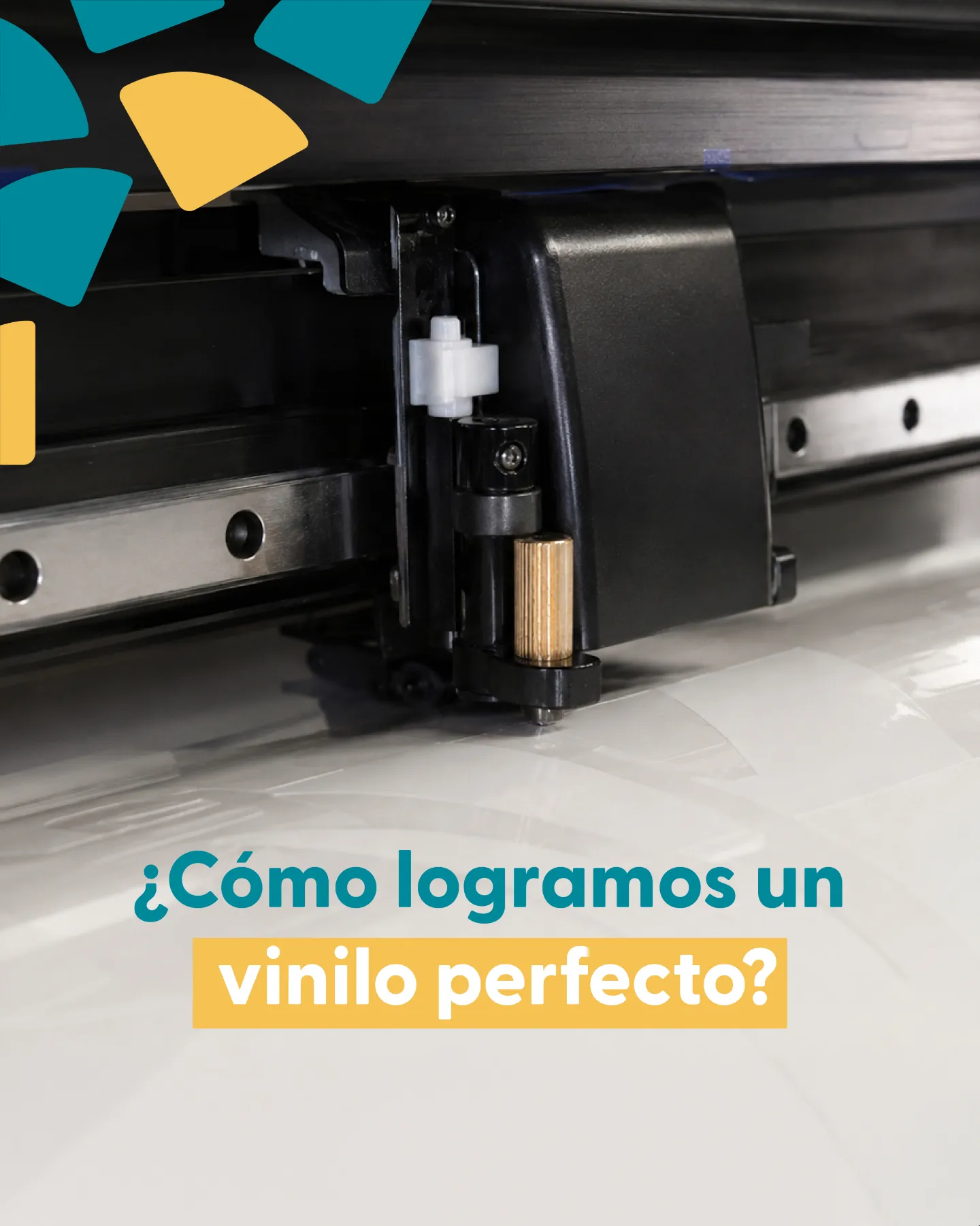 Cabezal del plotter de corte de Indagrafic trabajando sobre una bobina de vinilo en el taller de Málaga
